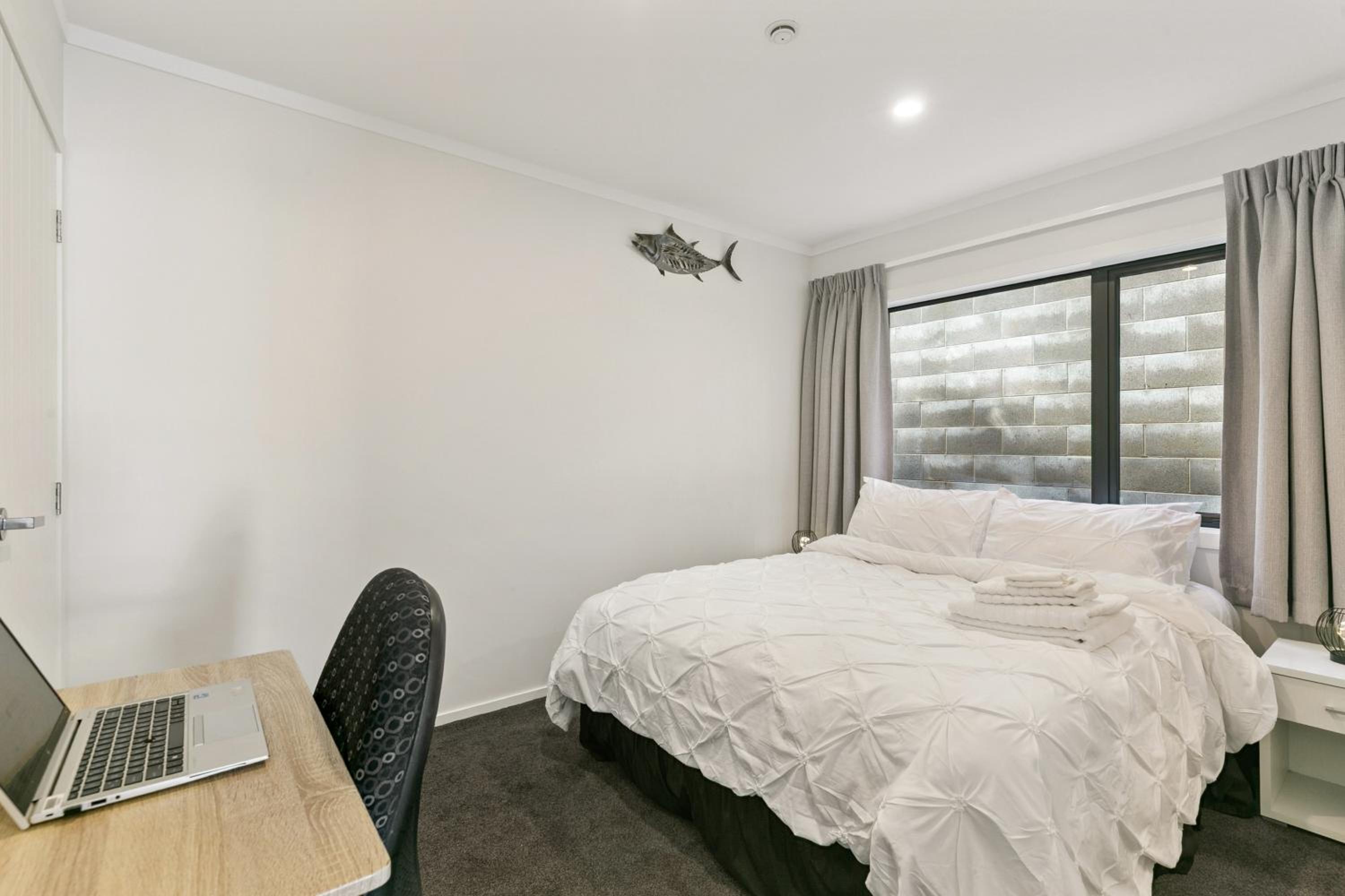 Modern 1 Bed Smart Flat in Upper Hutt with Full Kitchen, Parking - 5 minutes to Brewtown