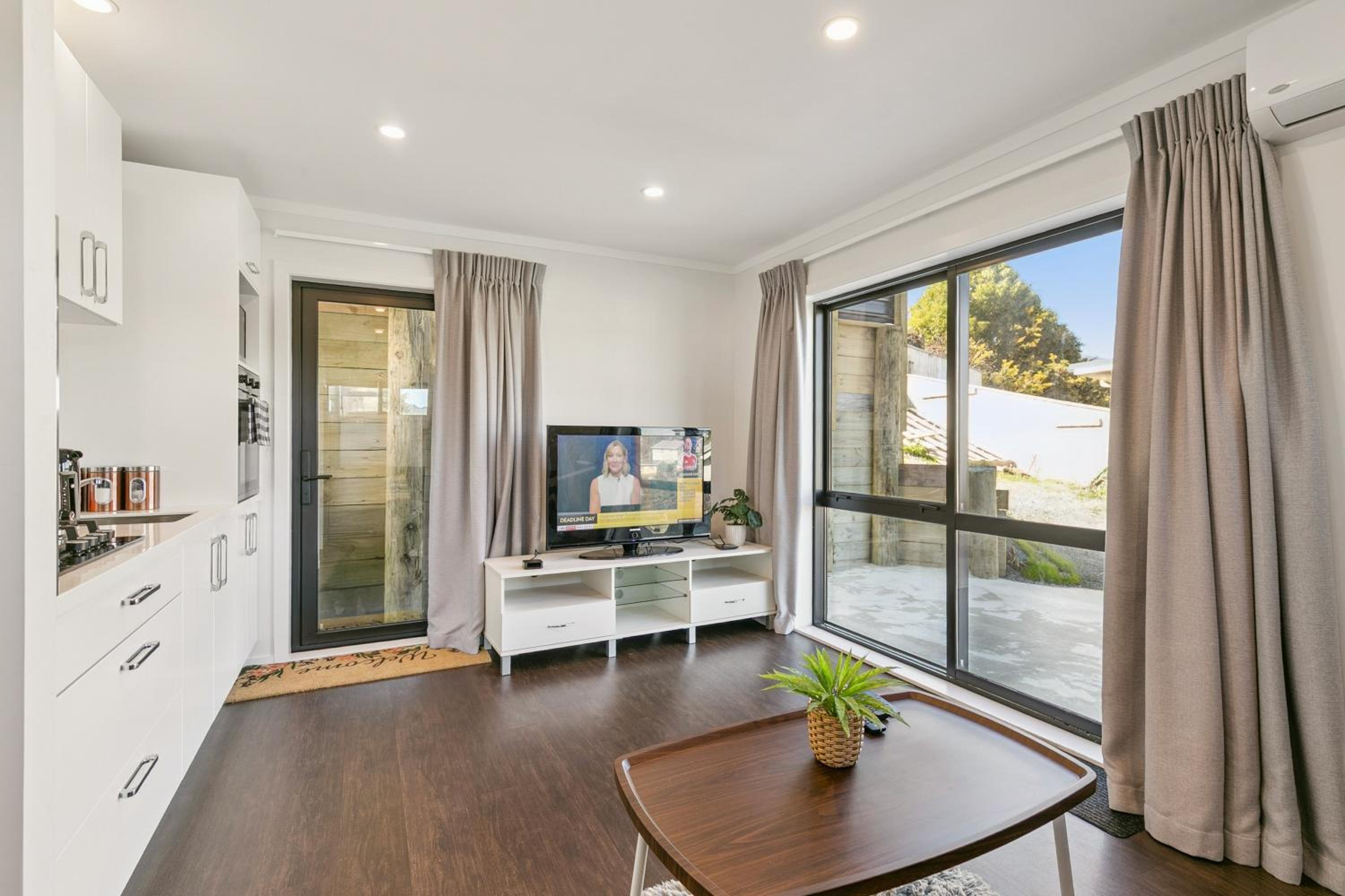 Modern 1 Bed Smart Flat in Upper Hutt with Full Kitchen, Parking - 5 minutes to Brewtown