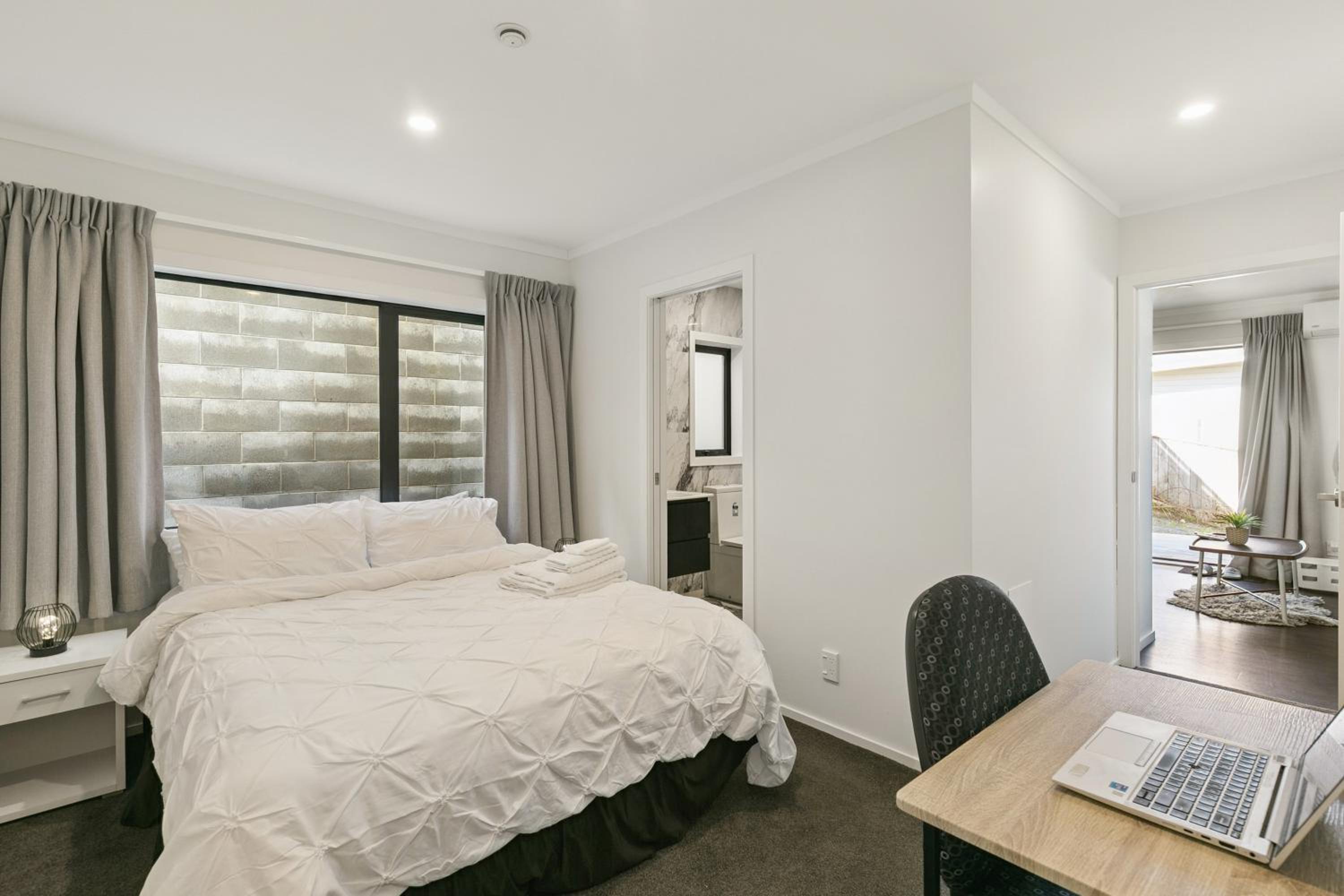 Modern 1 Bed Smart Flat in Upper Hutt with Full Kitchen, Parking - 5 minutes to Brewtown