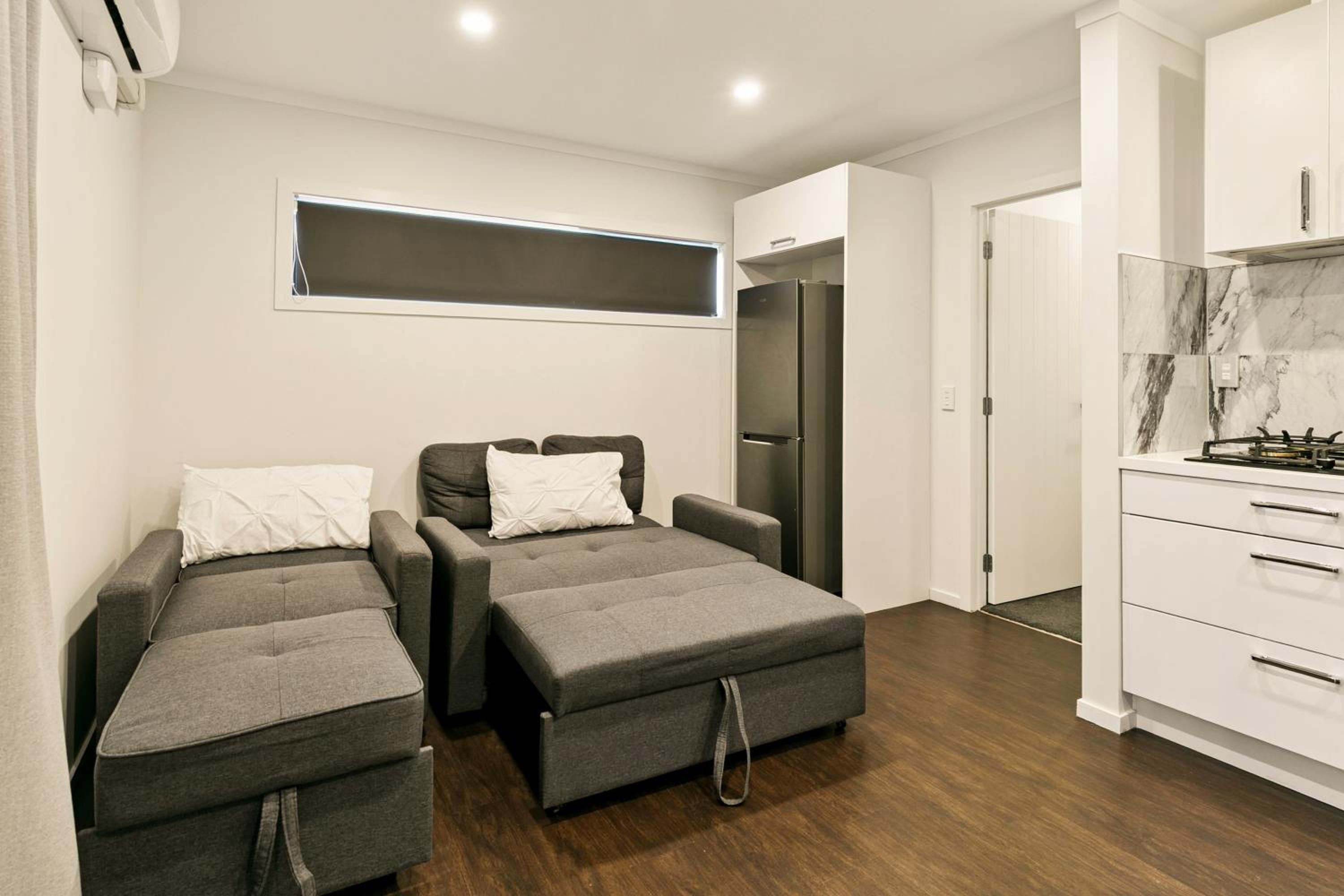 Modern 1 Bed Smart Flat in Upper Hutt with Full Kitchen, Parking - 5 minutes to Brewtown