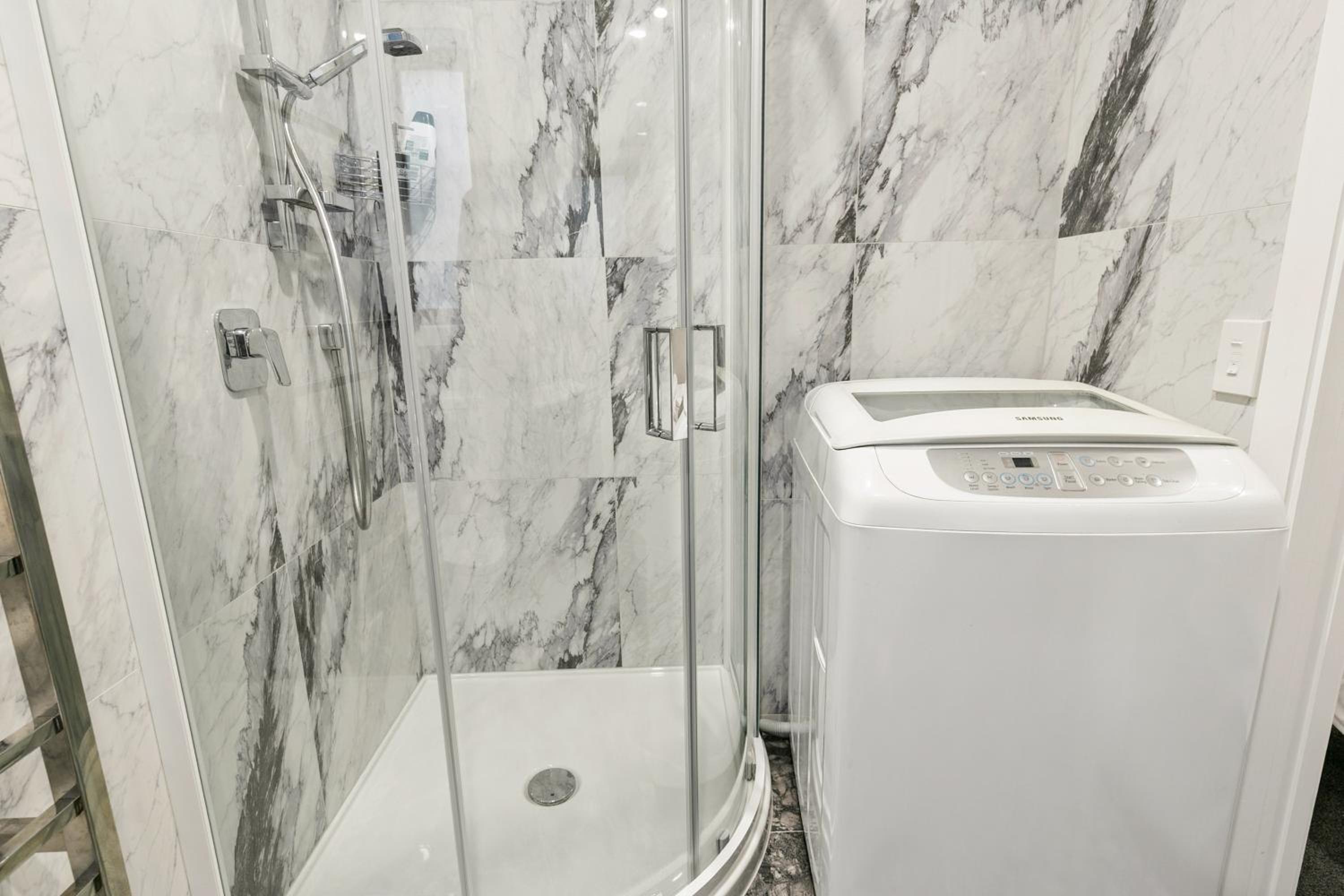 Modern 1 Bed Smart Flat in Upper Hutt with Full Kitchen, Parking - 5 minutes to Brewtown