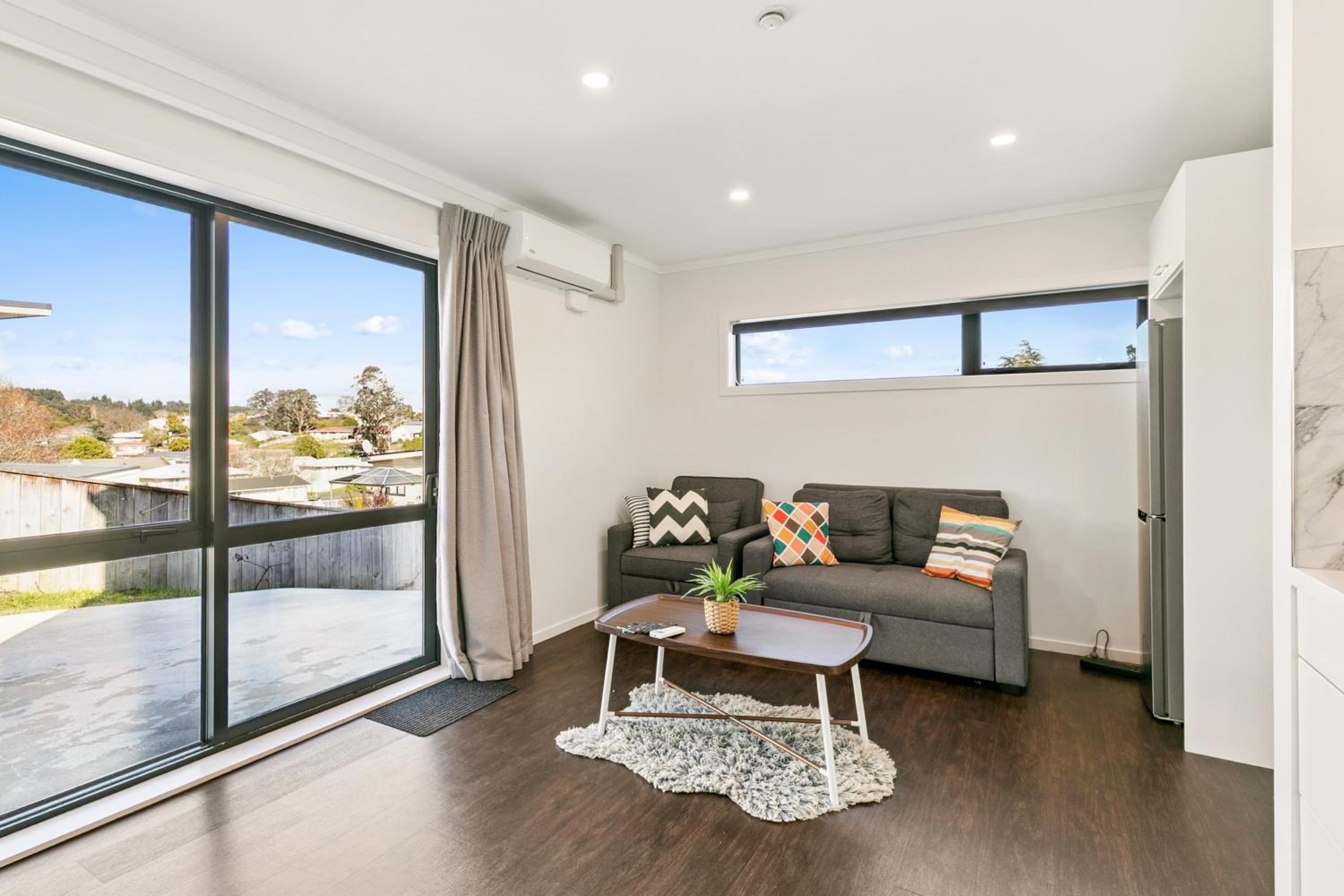 Modern 1 Bed Smart Flat in Upper Hutt with Full Kitchen, Parking - 5 minutes to Brewtown