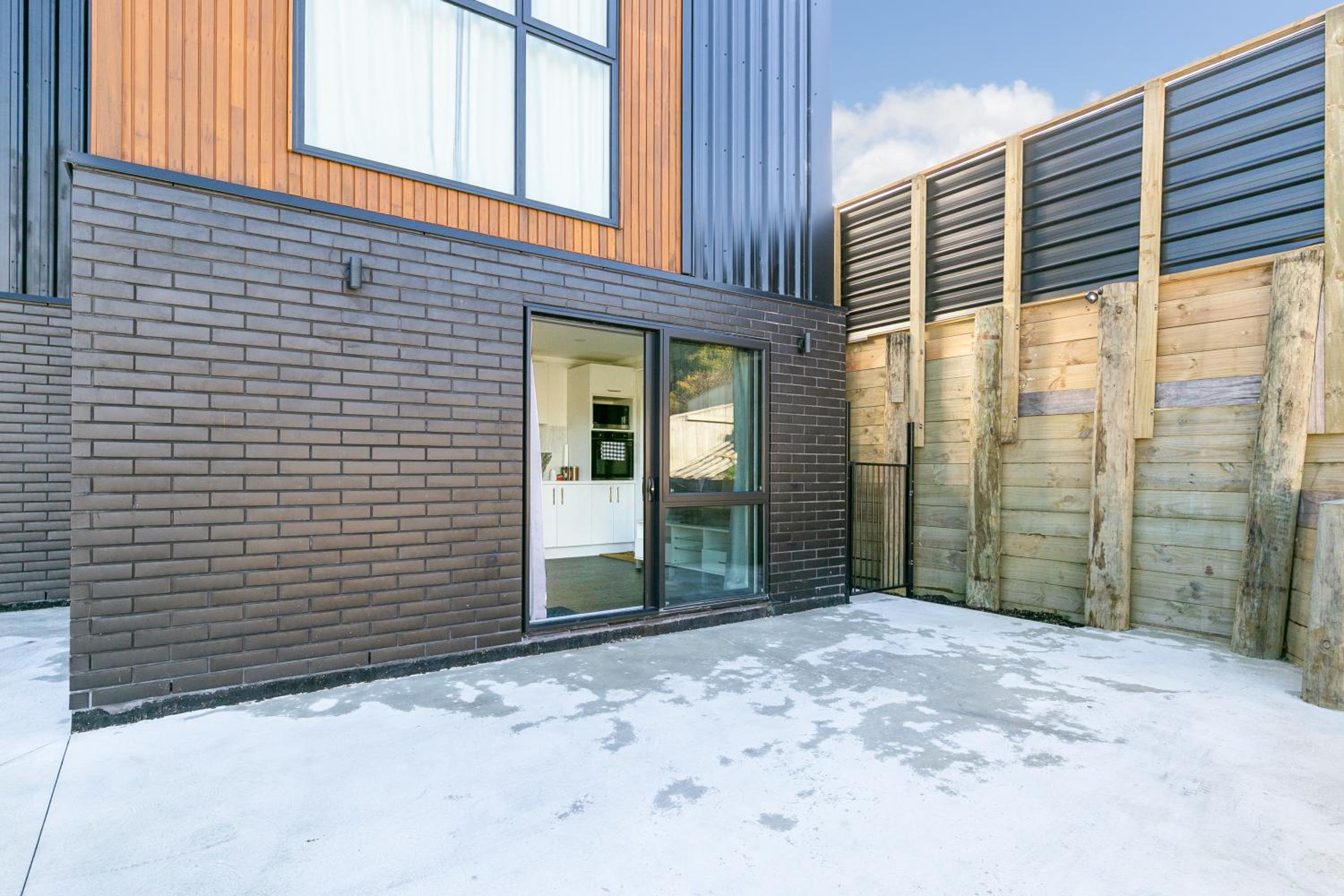 Modern 1 Bed Smart Flat in Upper Hutt with Full Kitchen, Parking - 5 minutes to Brewtown
