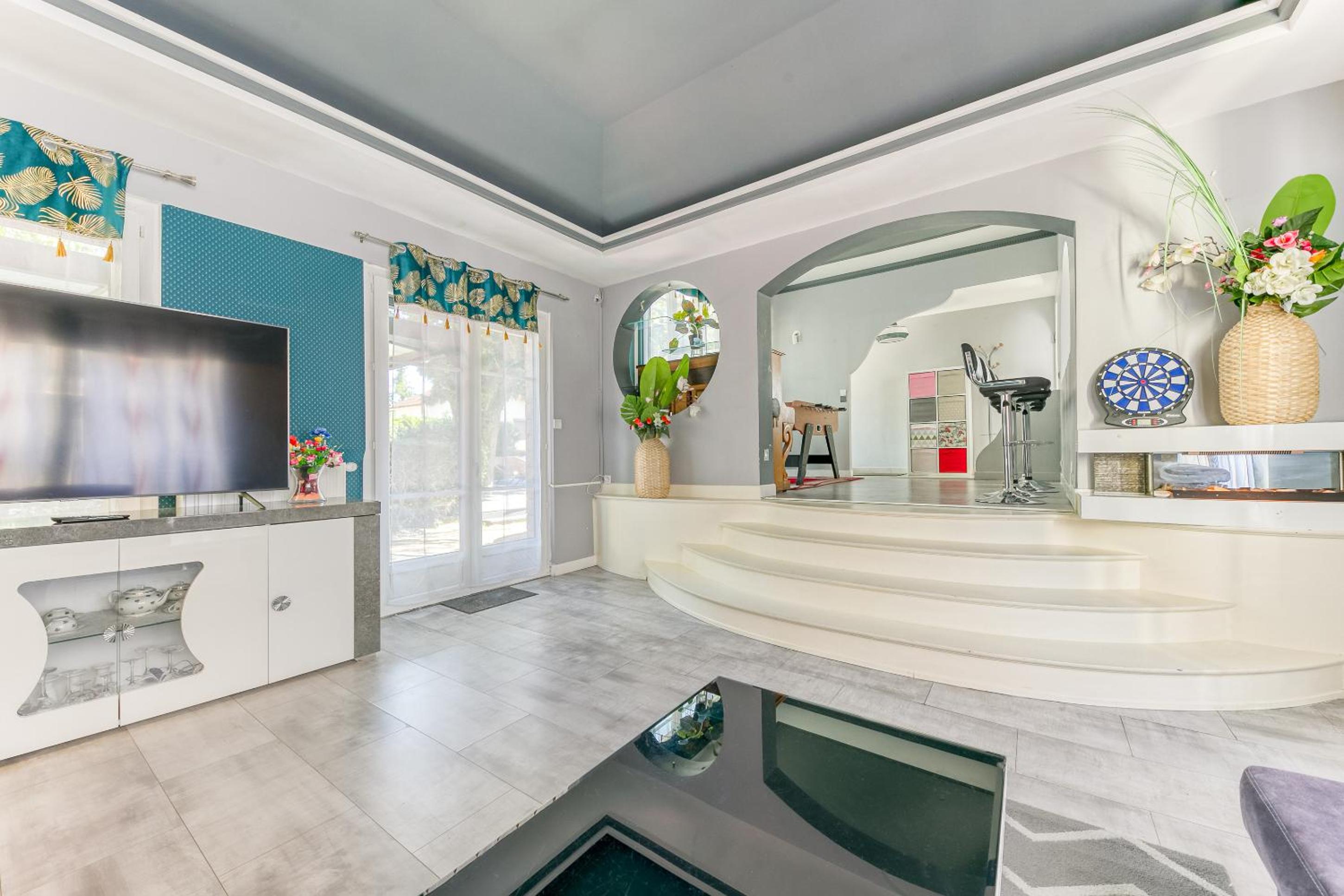 Villa Maxonale près de Paris avec Piscine Chauffée, Sauna et Jacuzzi