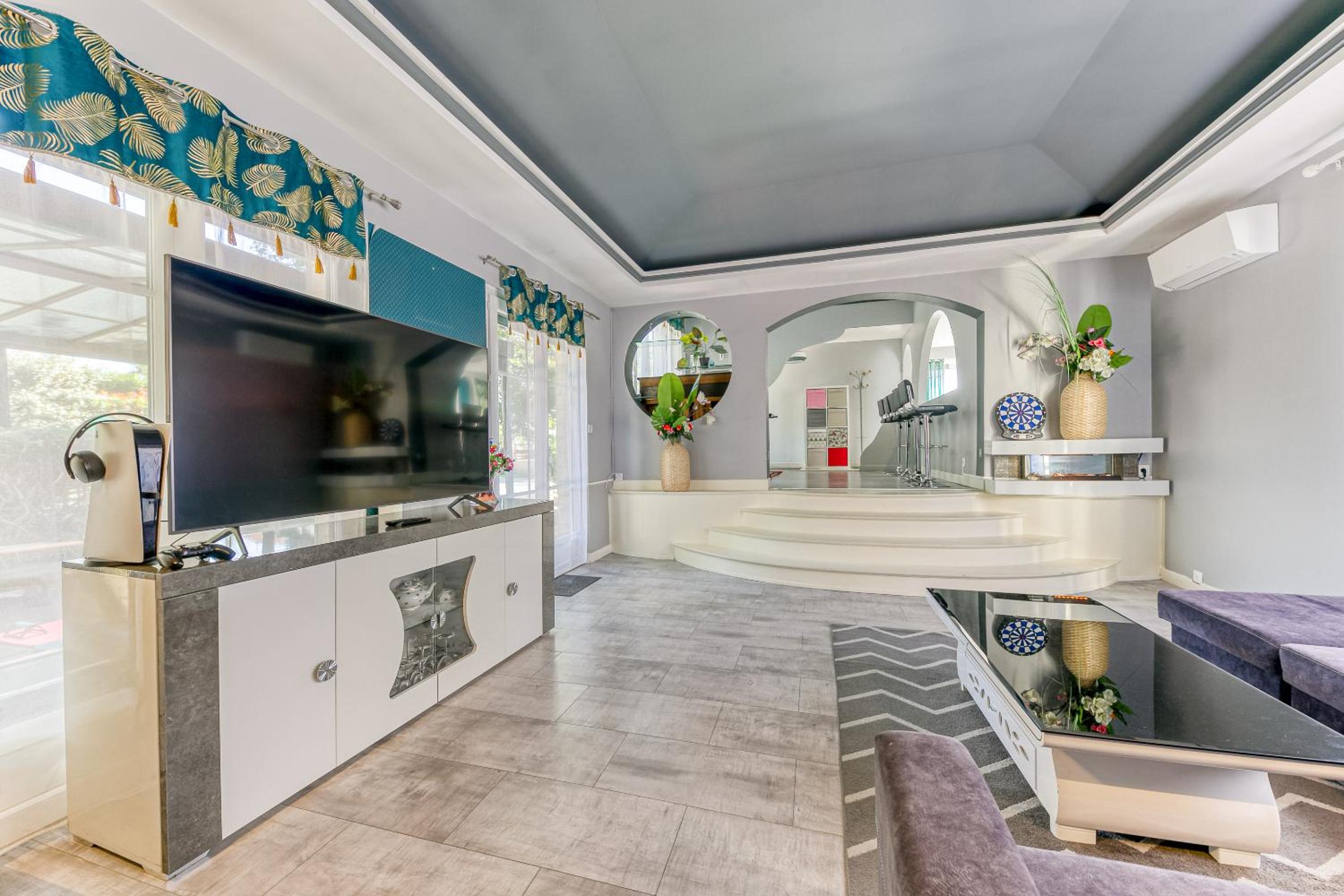 Villa Maxonale près de Paris avec Piscine Chauffée, Sauna et Jacuzzi
