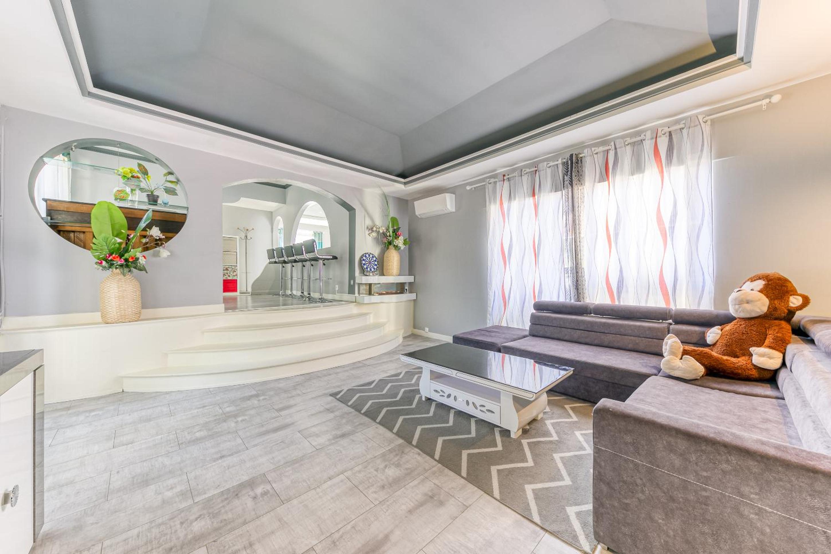 Villa Maxonale près de Paris avec Piscine Chauffée, Sauna et Jacuzzi