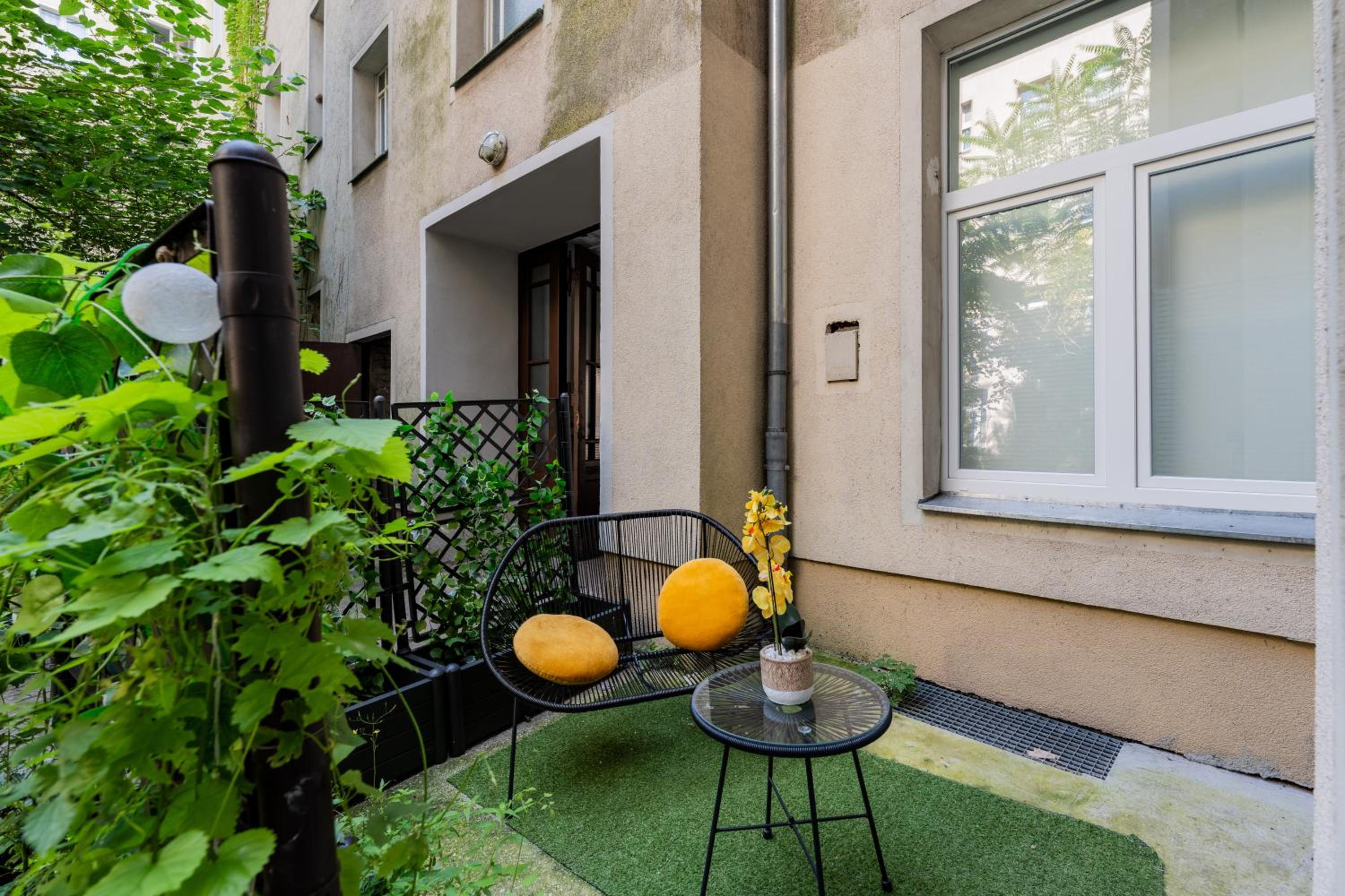 Cozy Retro Chic with Patio and Self Check-in