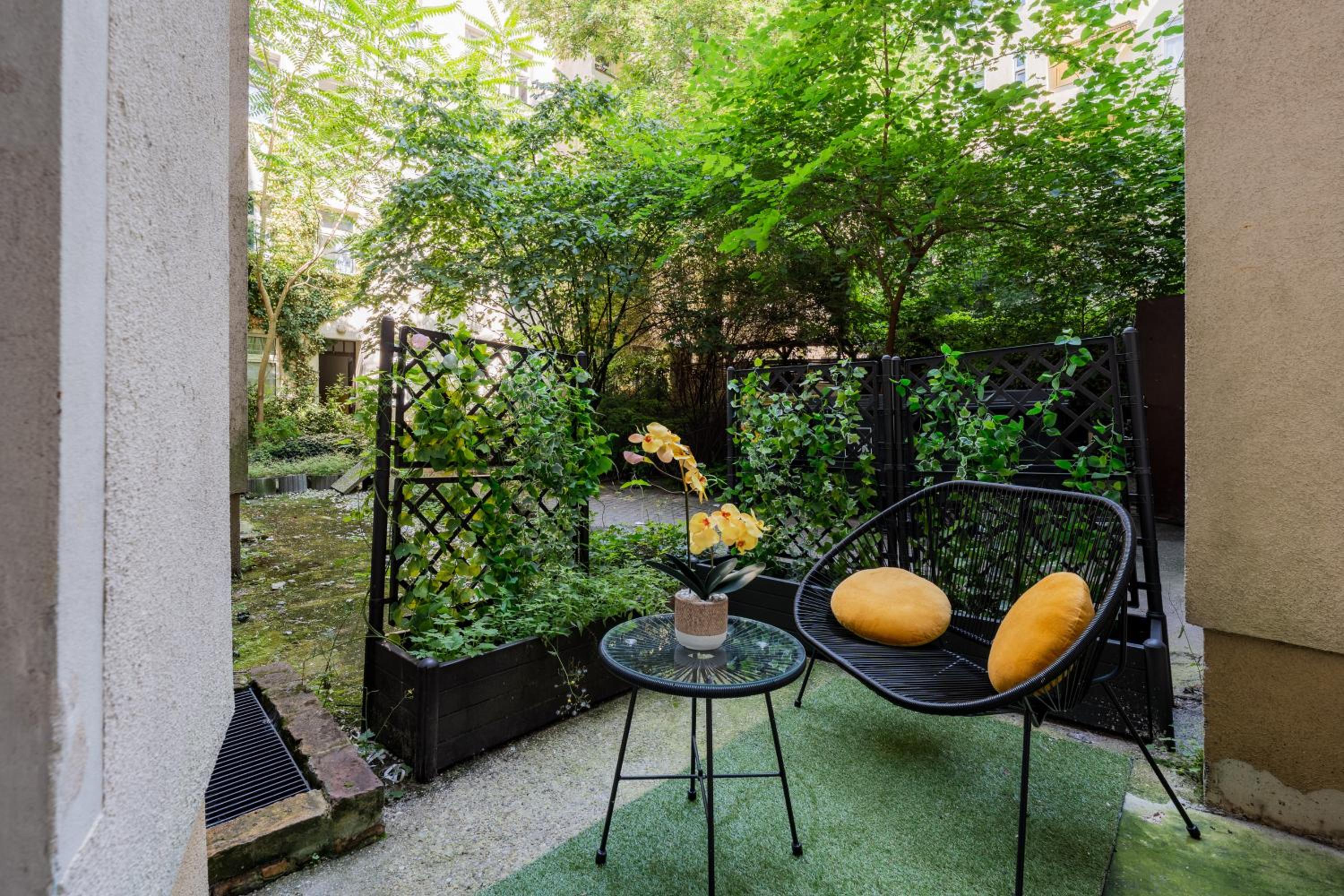 Cozy Retro Chic with Patio and Self Check-in