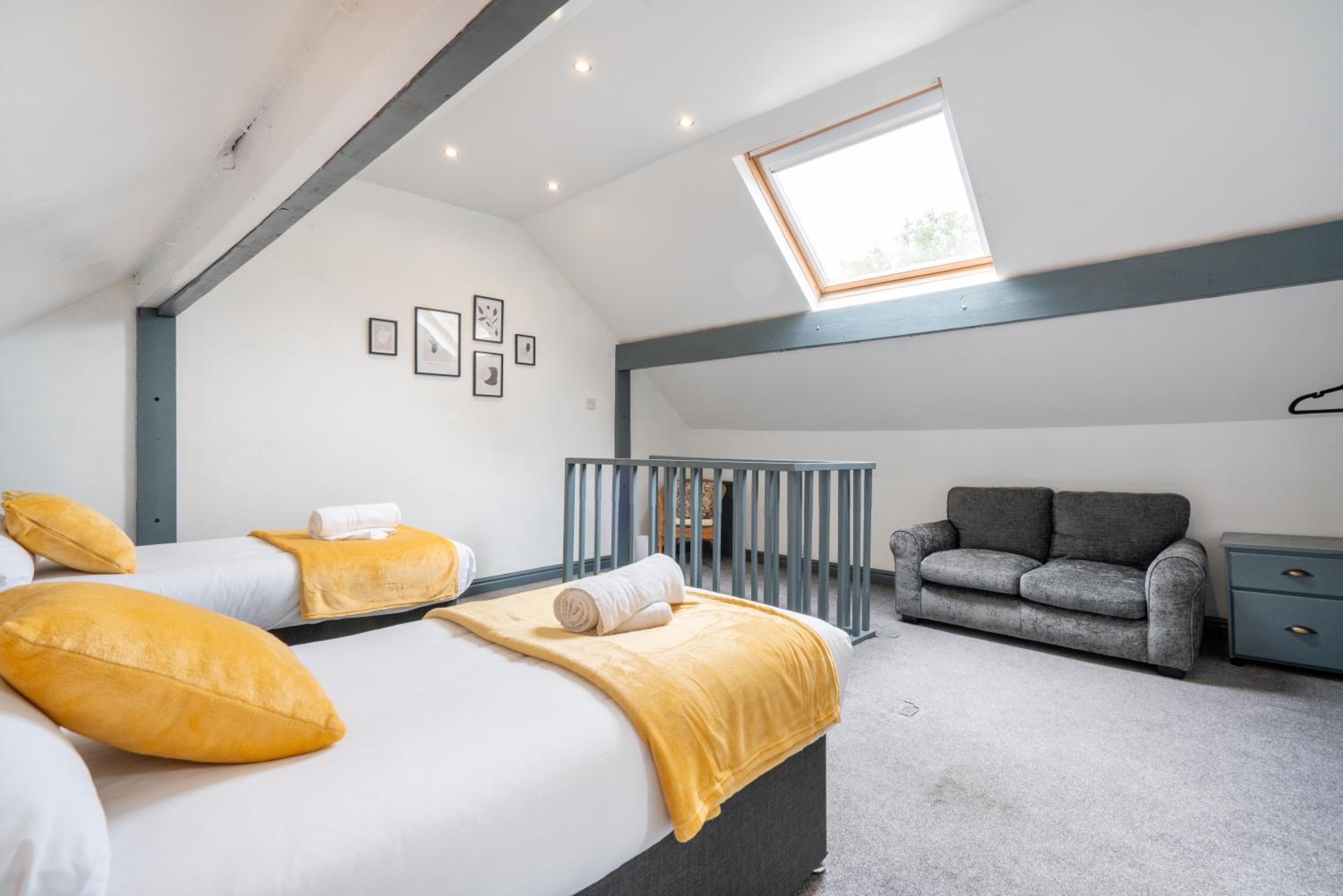 Eat, Stroll, Stay in a Spacious 4-Bed Home in Sheffield