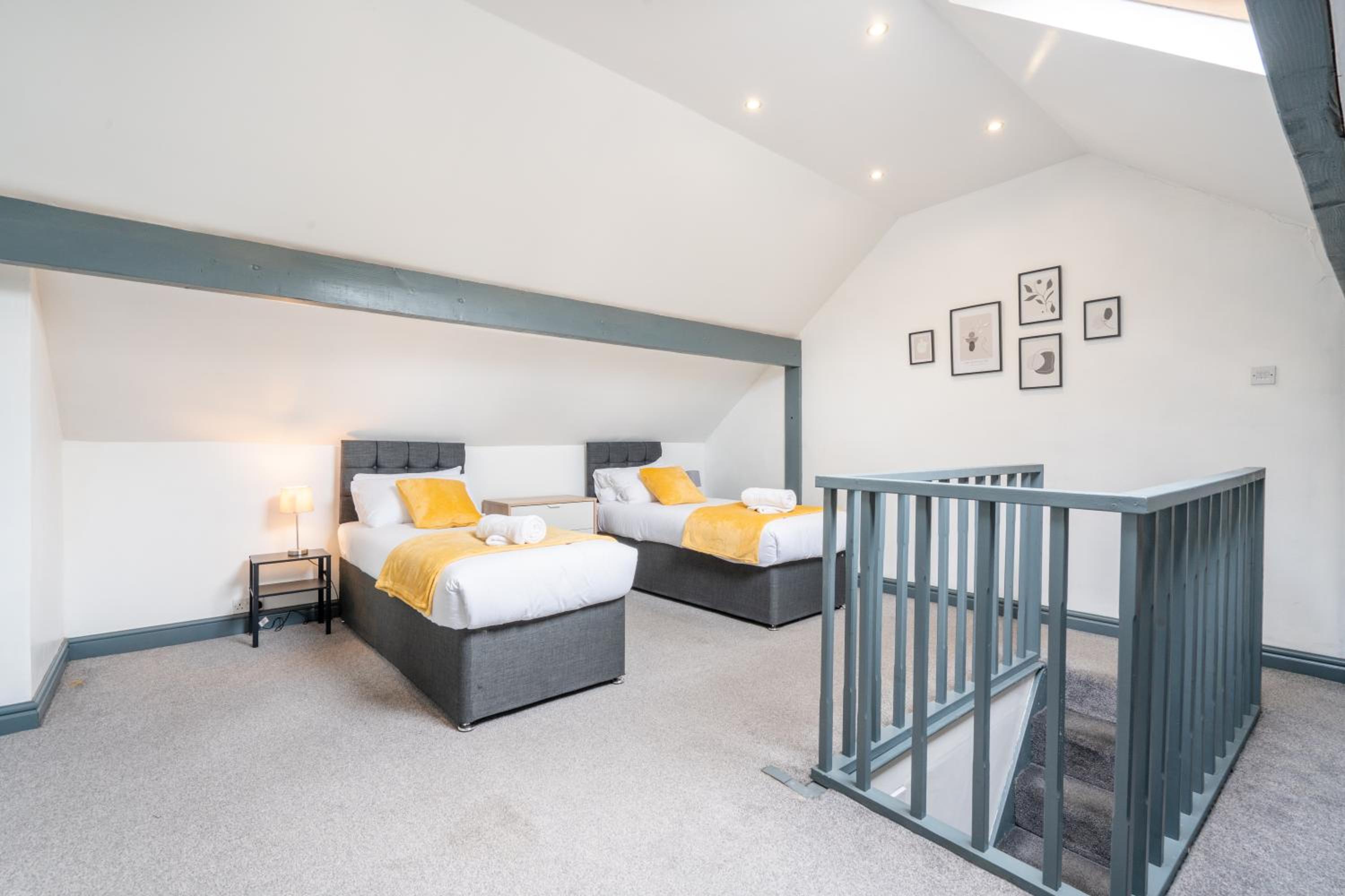 Eat, Stroll, Stay in a Spacious 4-Bed Home in Sheffield