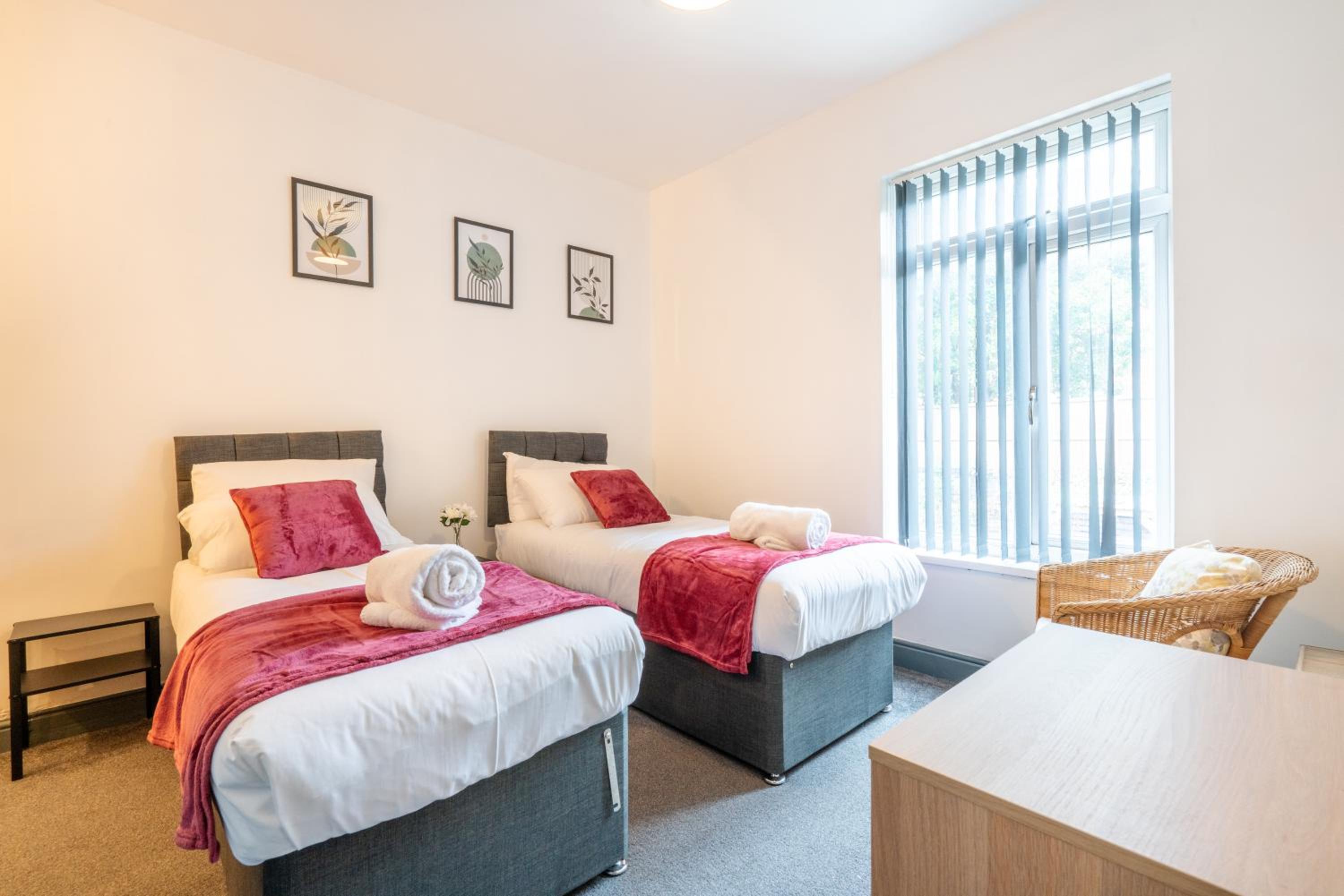 Eat, Stroll, Stay in a Spacious 4-Bed Home in Sheffield