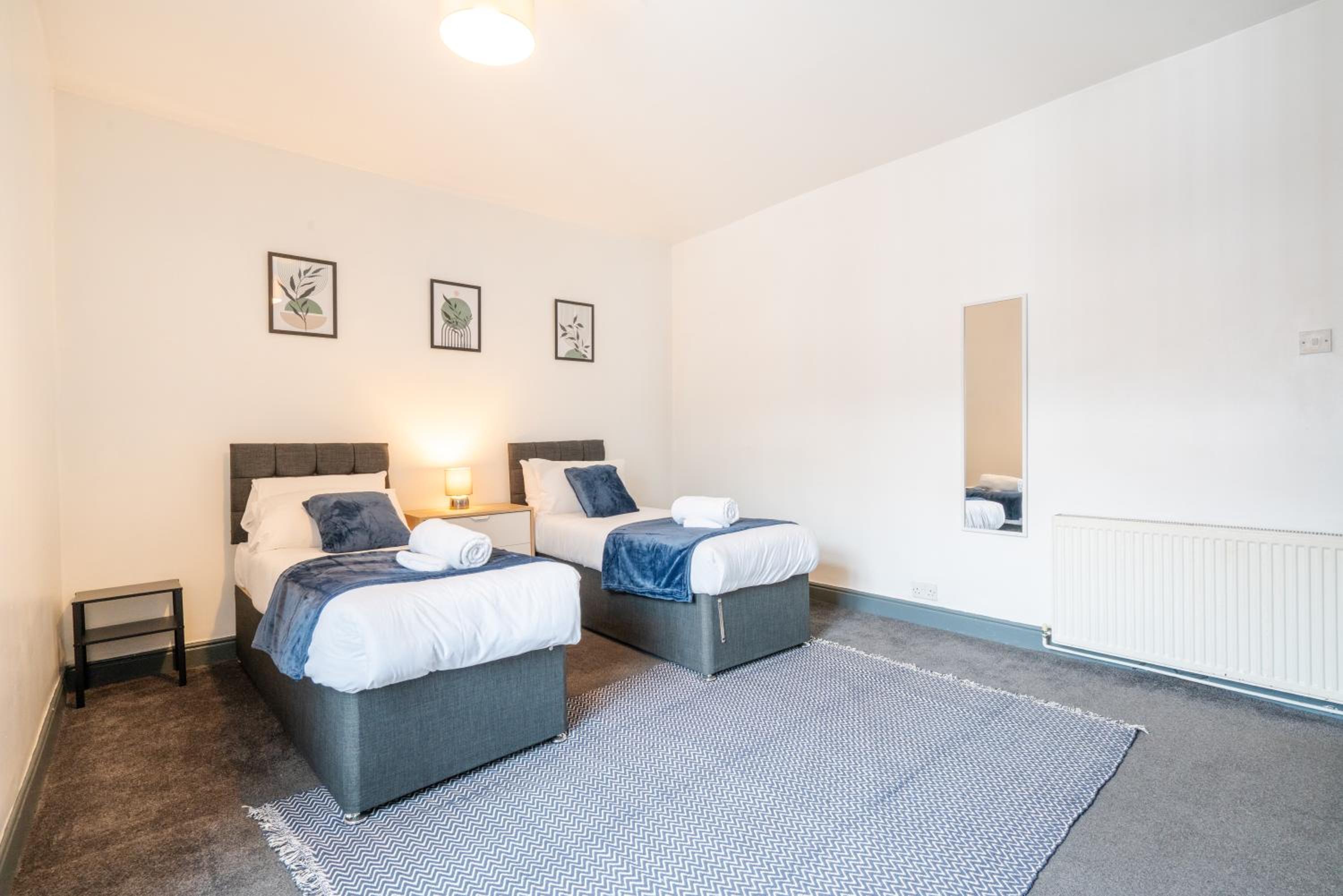 Eat, Stroll, Stay in a Spacious 4-Bed Home in Sheffield