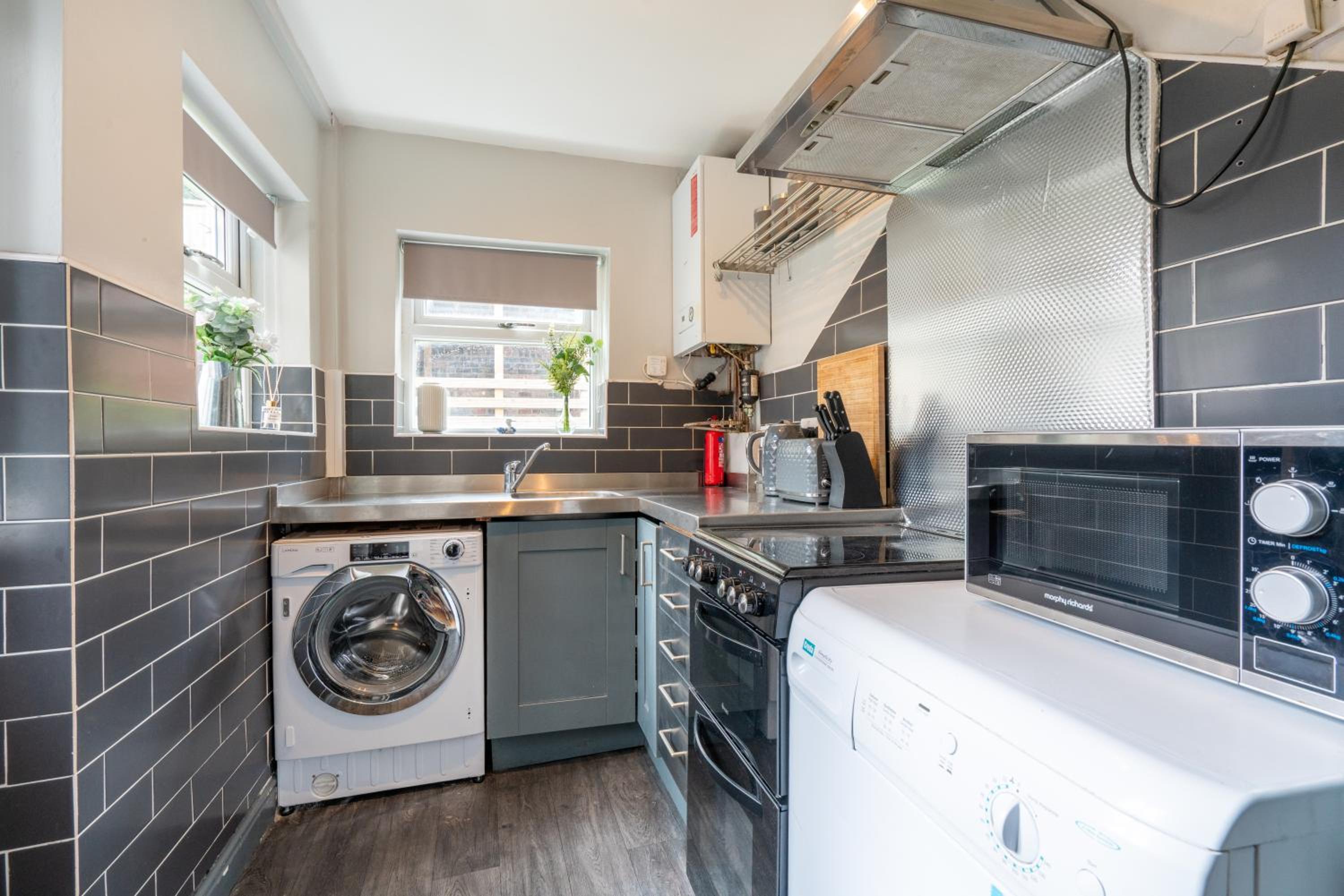 Eat, Stroll, Stay in a Spacious 4-Bed Home in Sheffield