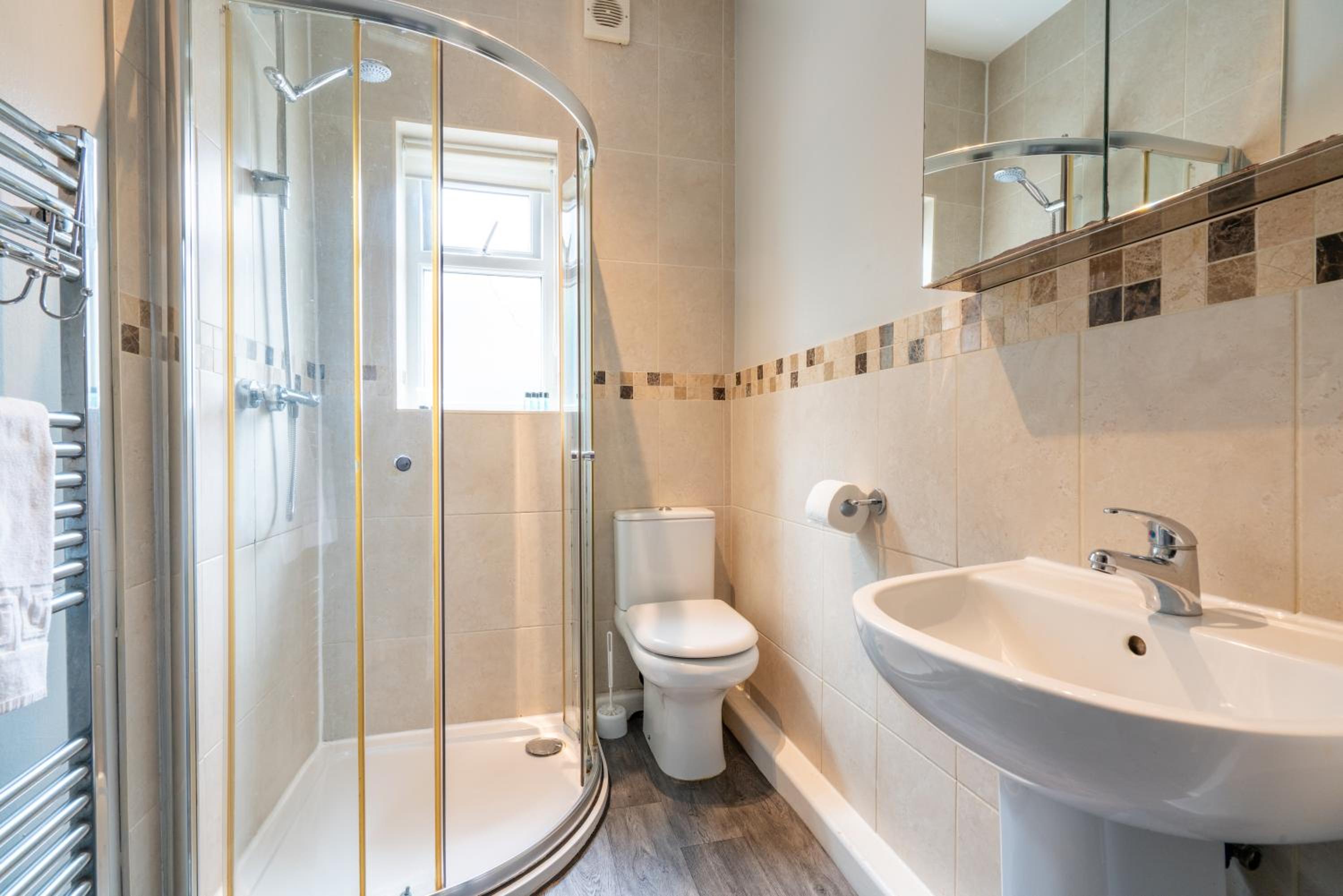Eat, Stroll, Stay in a Spacious 4-Bed Home in Sheffield