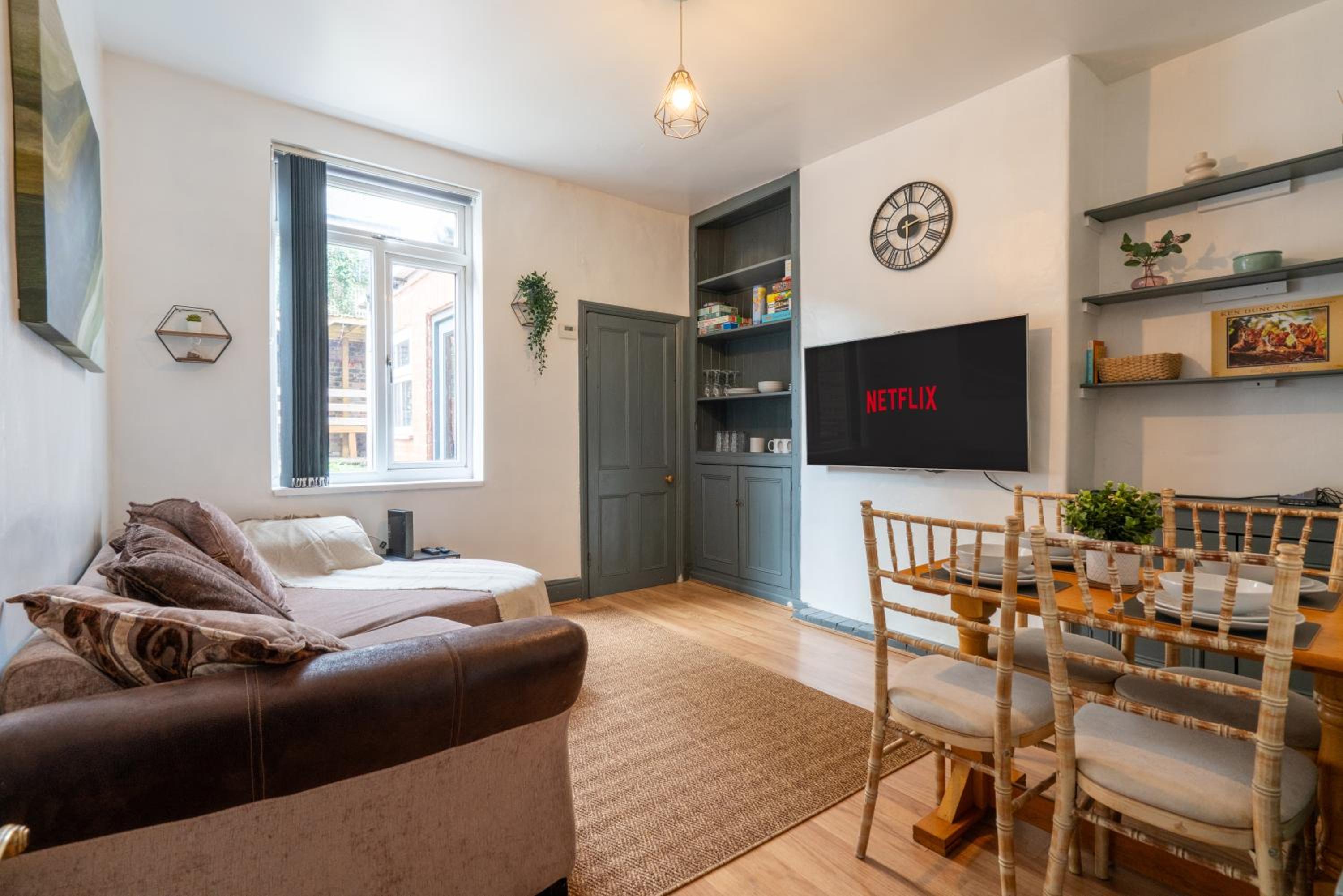 Eat, Stroll, Stay in a Spacious 4-Bed Home in Sheffield