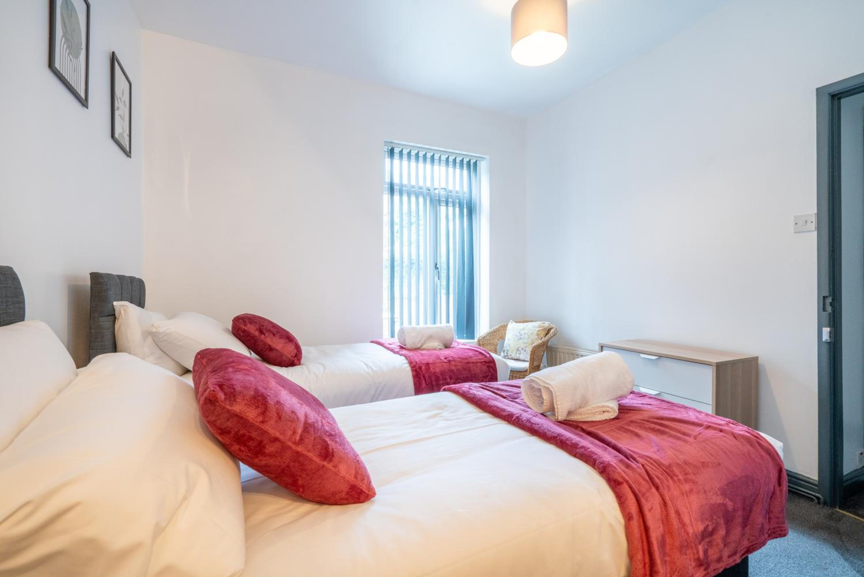 Eat, Stroll, Stay in a Spacious 4-Bed Home in Sheffield