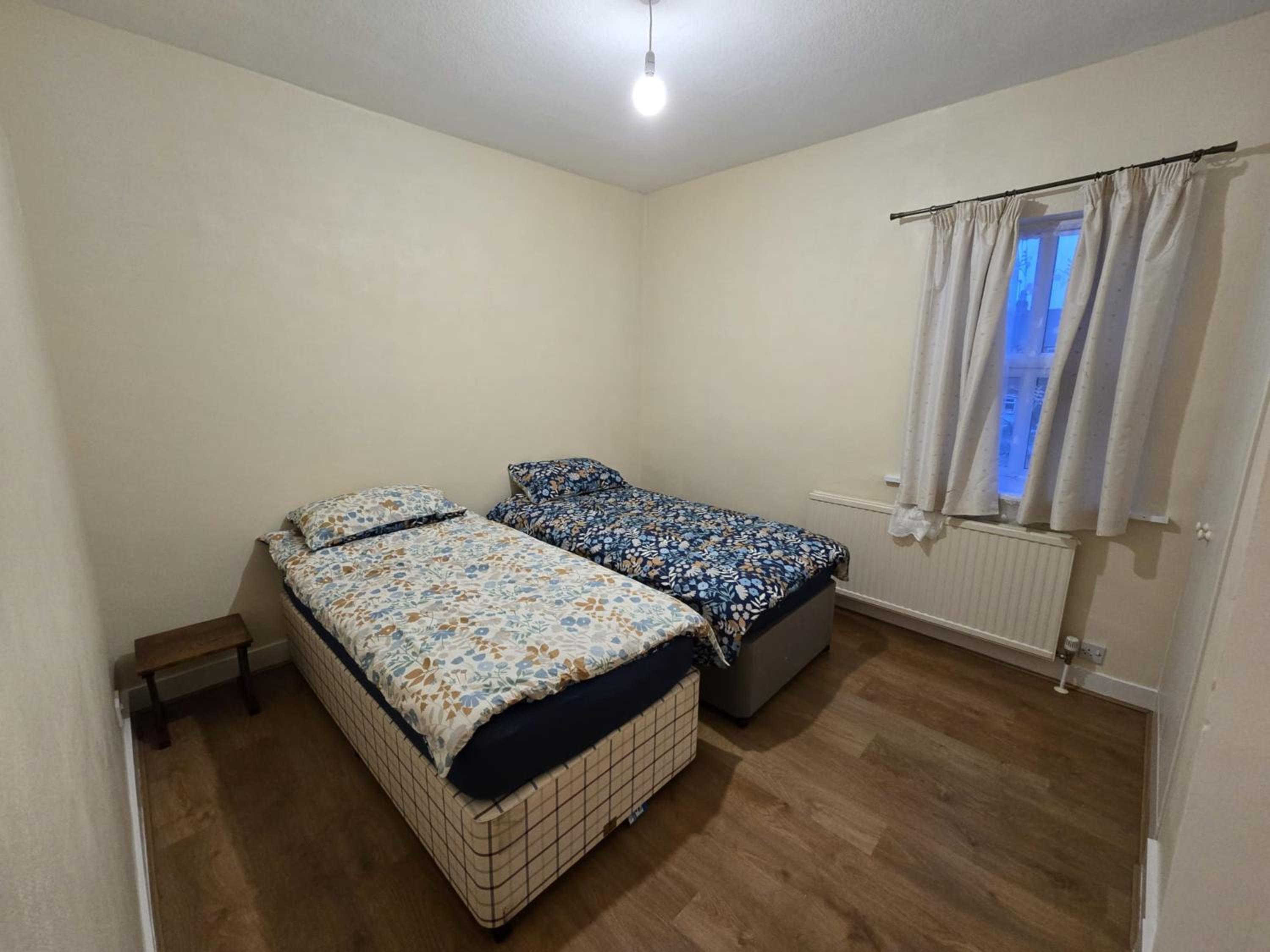 Modern Townhouse - Entire Home, Walk to Station Shops - Perfect for Groups