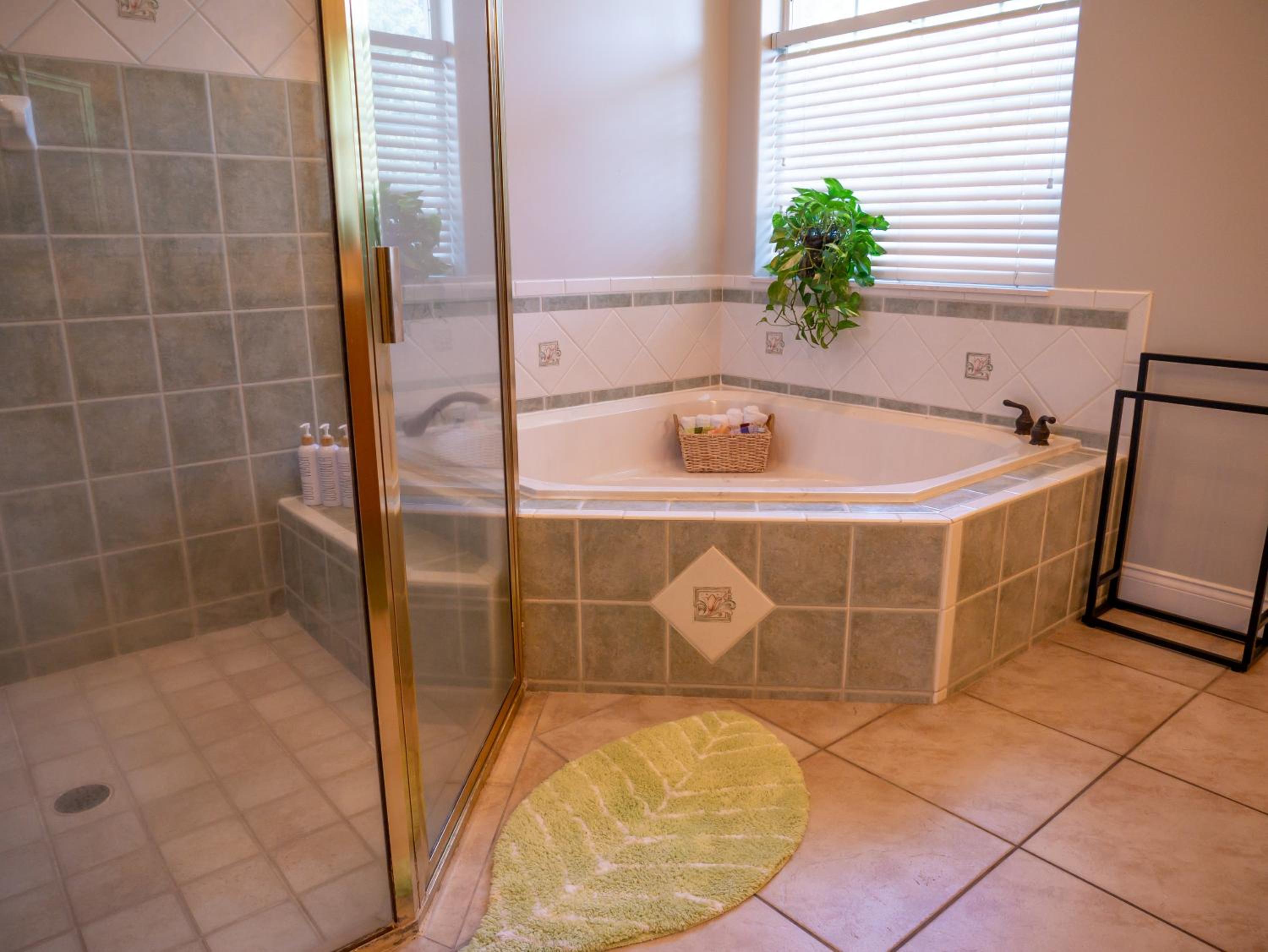 Private, Island Oases w Heated Pool & ahhh the spa!!