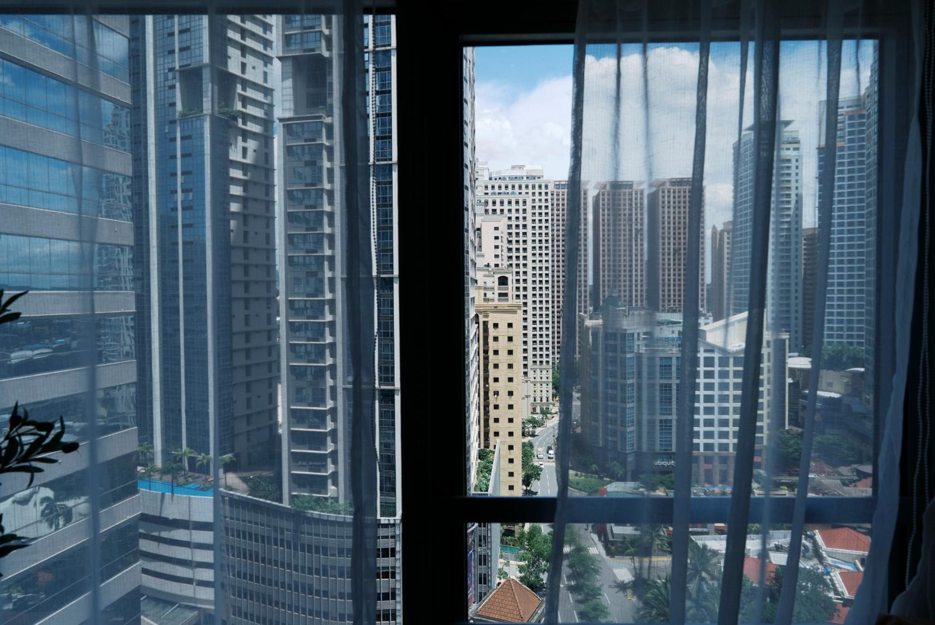 Breathtaking Eastwood City View, 3min walk to Malls, with Washer