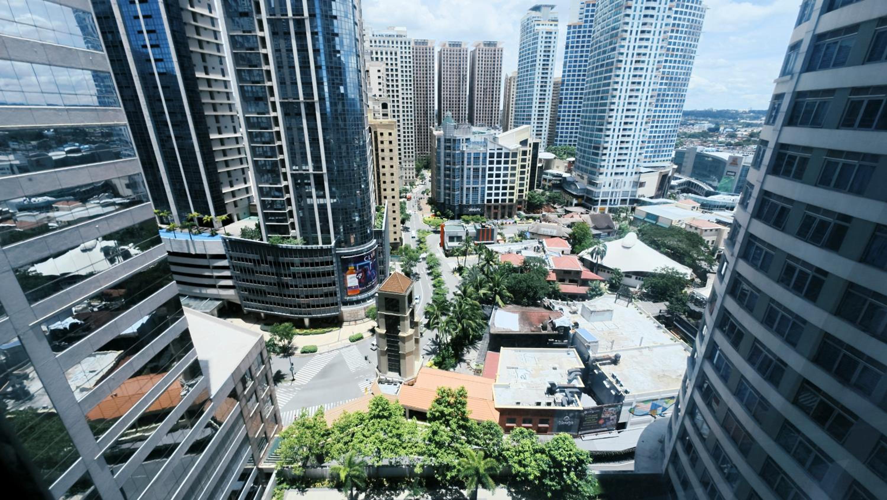 Breathtaking Eastwood City View, 3min walk to Malls, with Washer