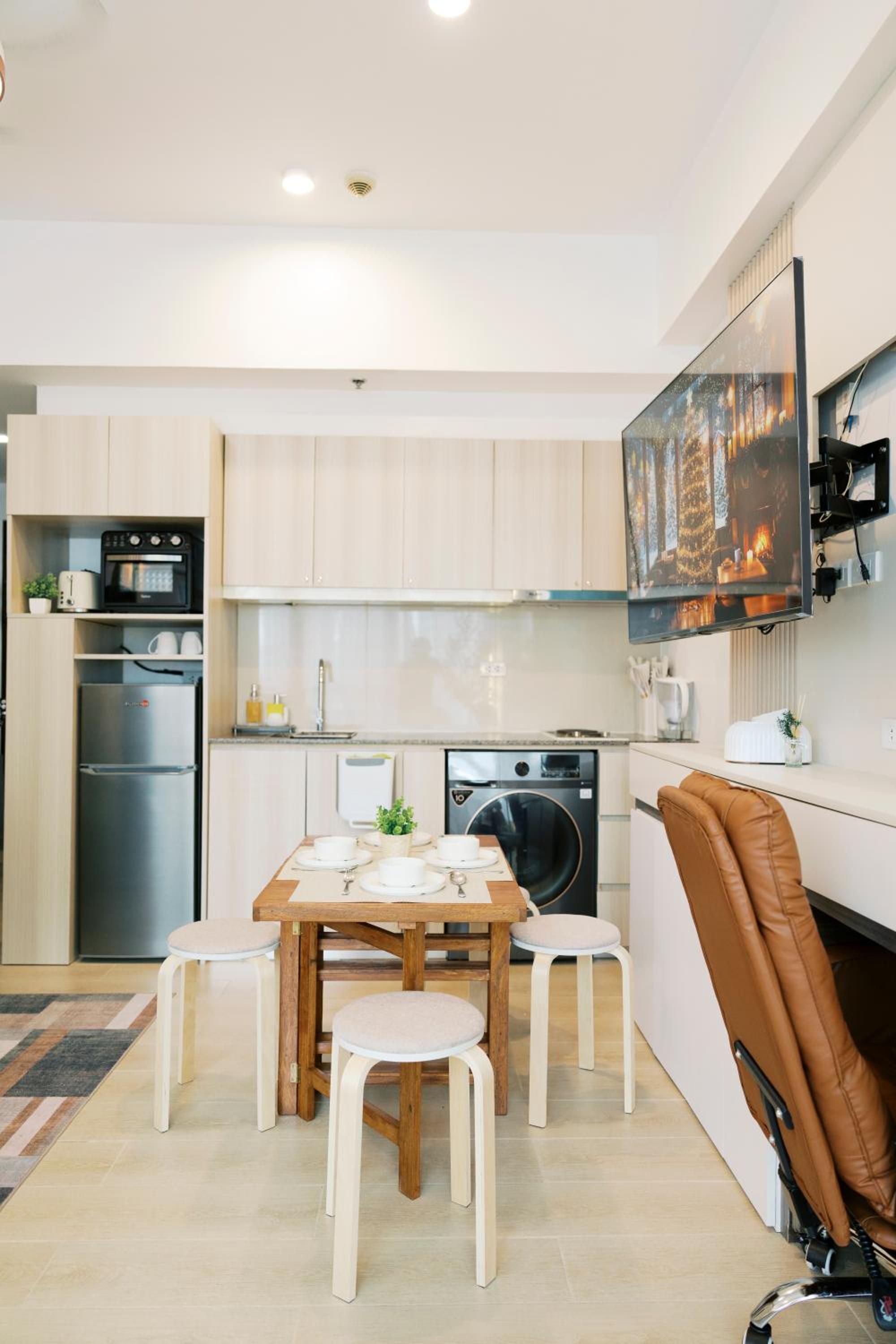 Breathtaking Eastwood City View, 3min walk to Malls, with Washer