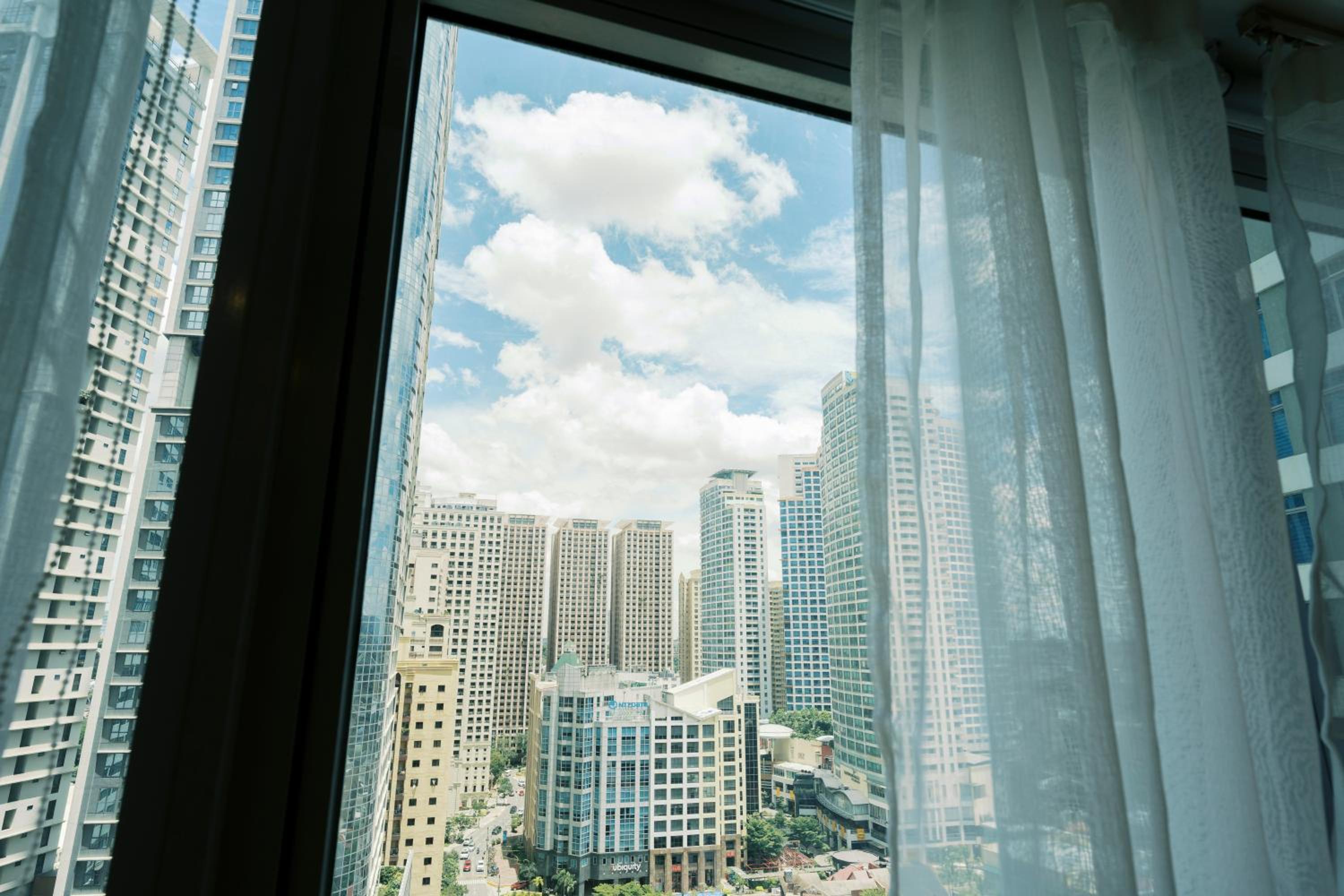 Breathtaking Eastwood City View, 3min walk to Malls, with Washer