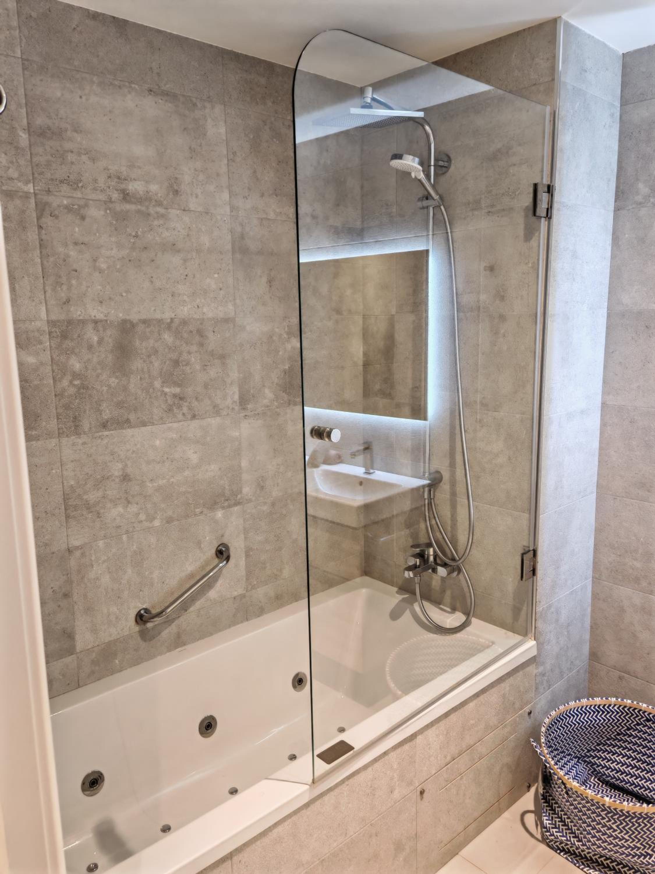 Luxury apartment with sea view and private pool at Santa Barbara Heights