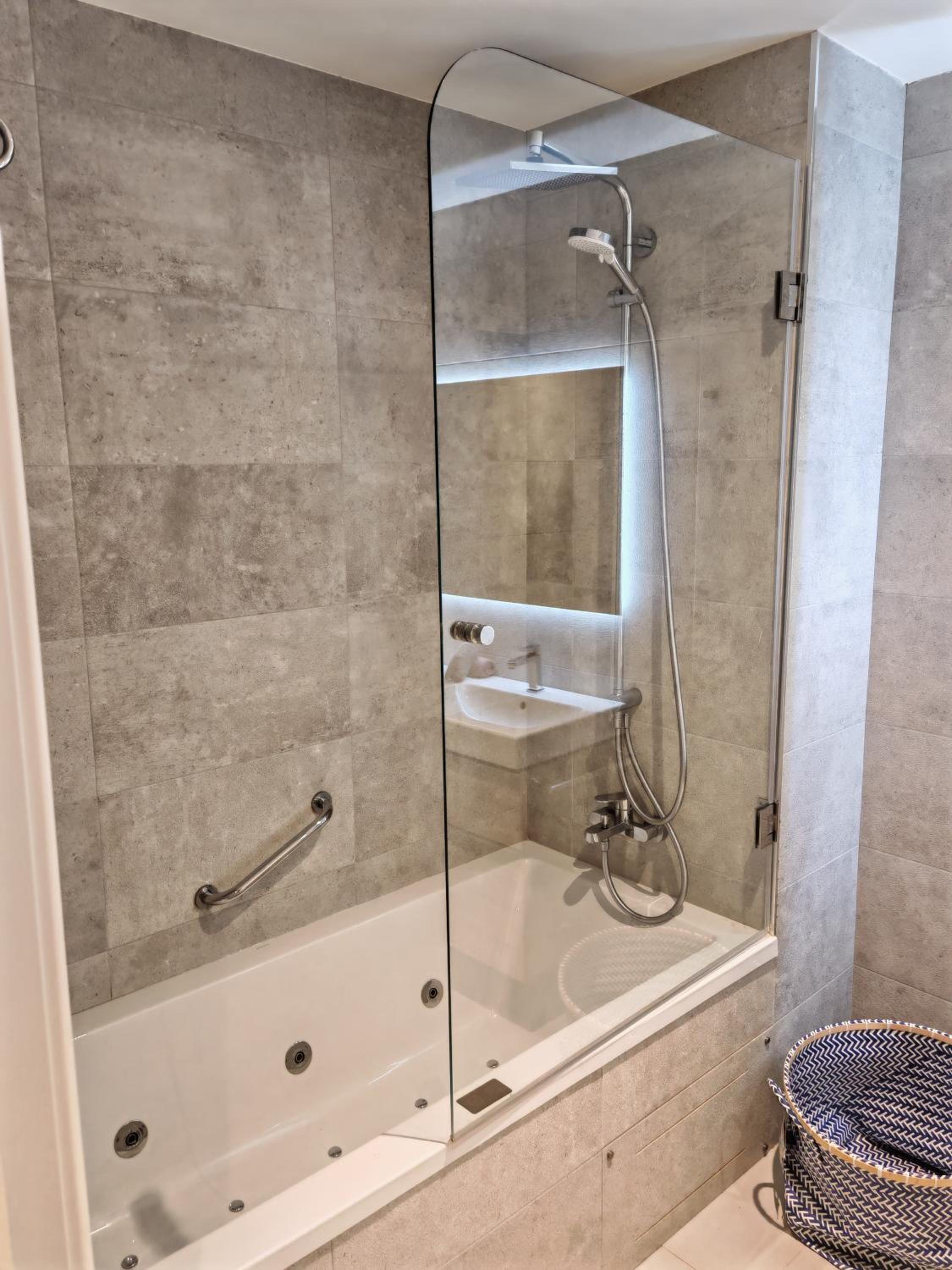 Luxury apartment with sea view and private pool at Santa Barbara Heights