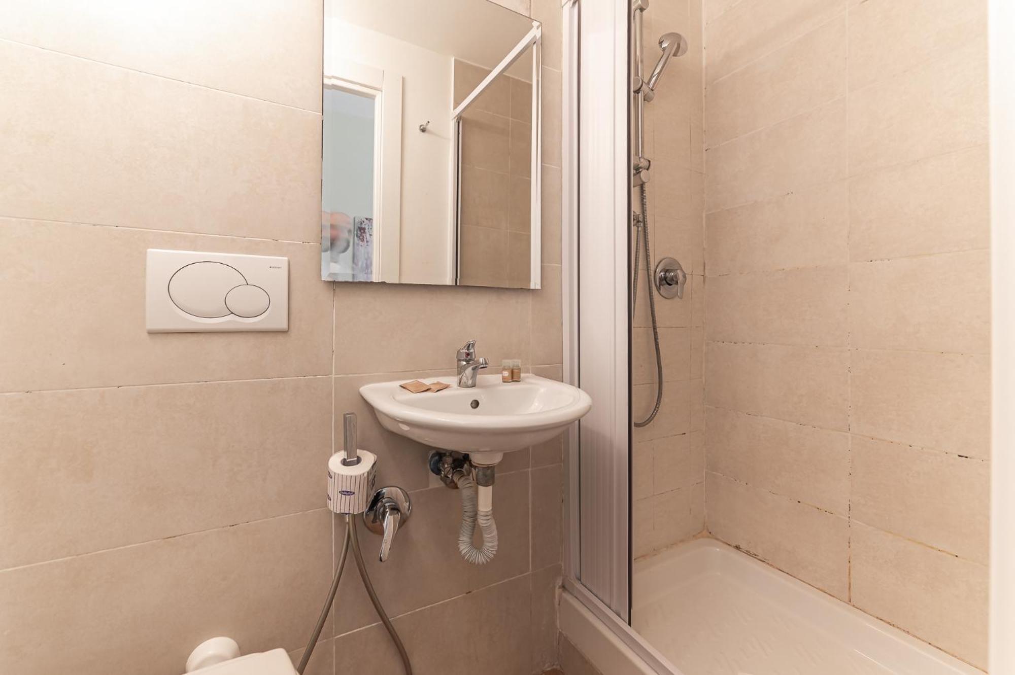 Cristel Rooms - Termini Train Station