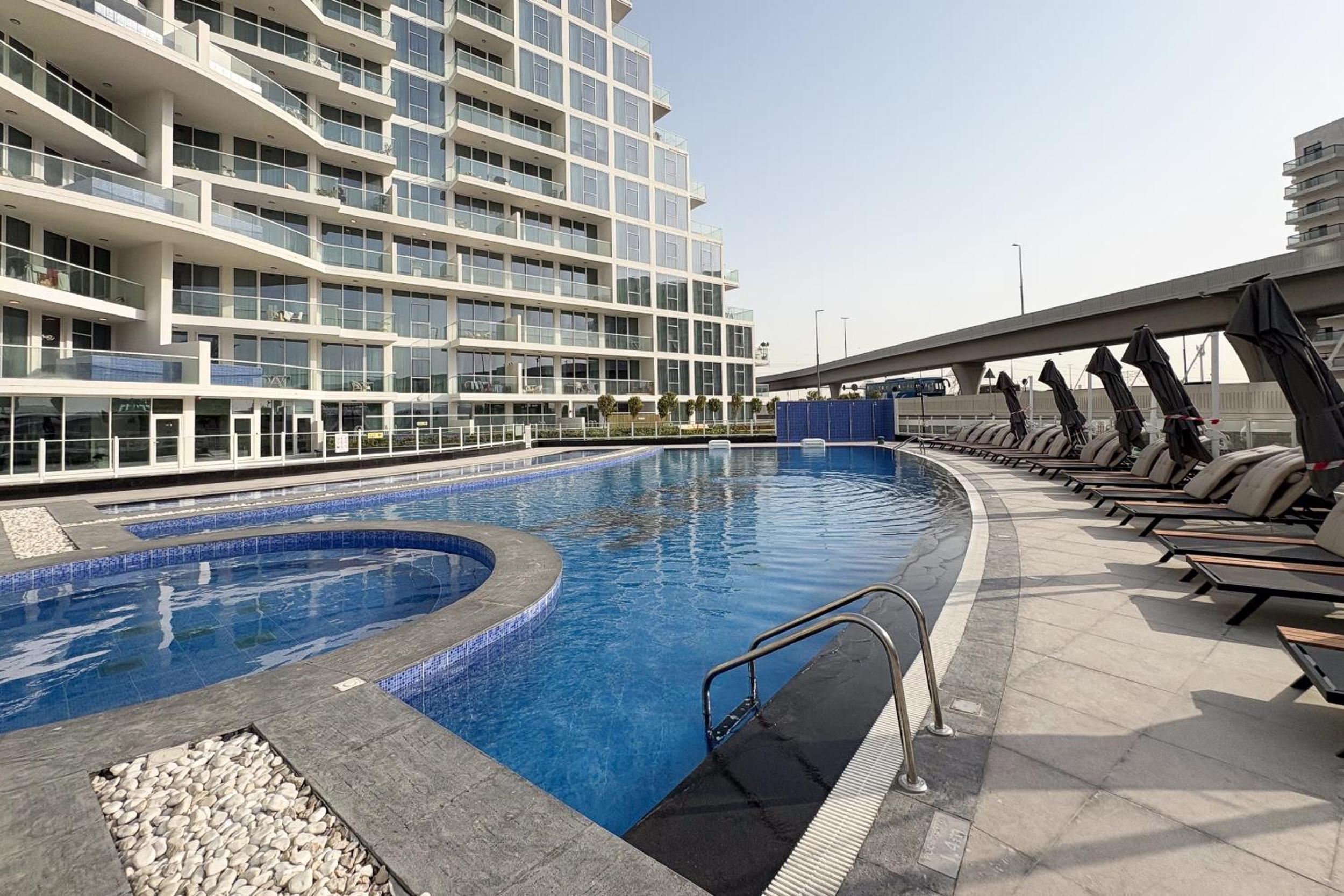 Luxury 3Br Apts with Private Pool in Gemz by Simply Comfort