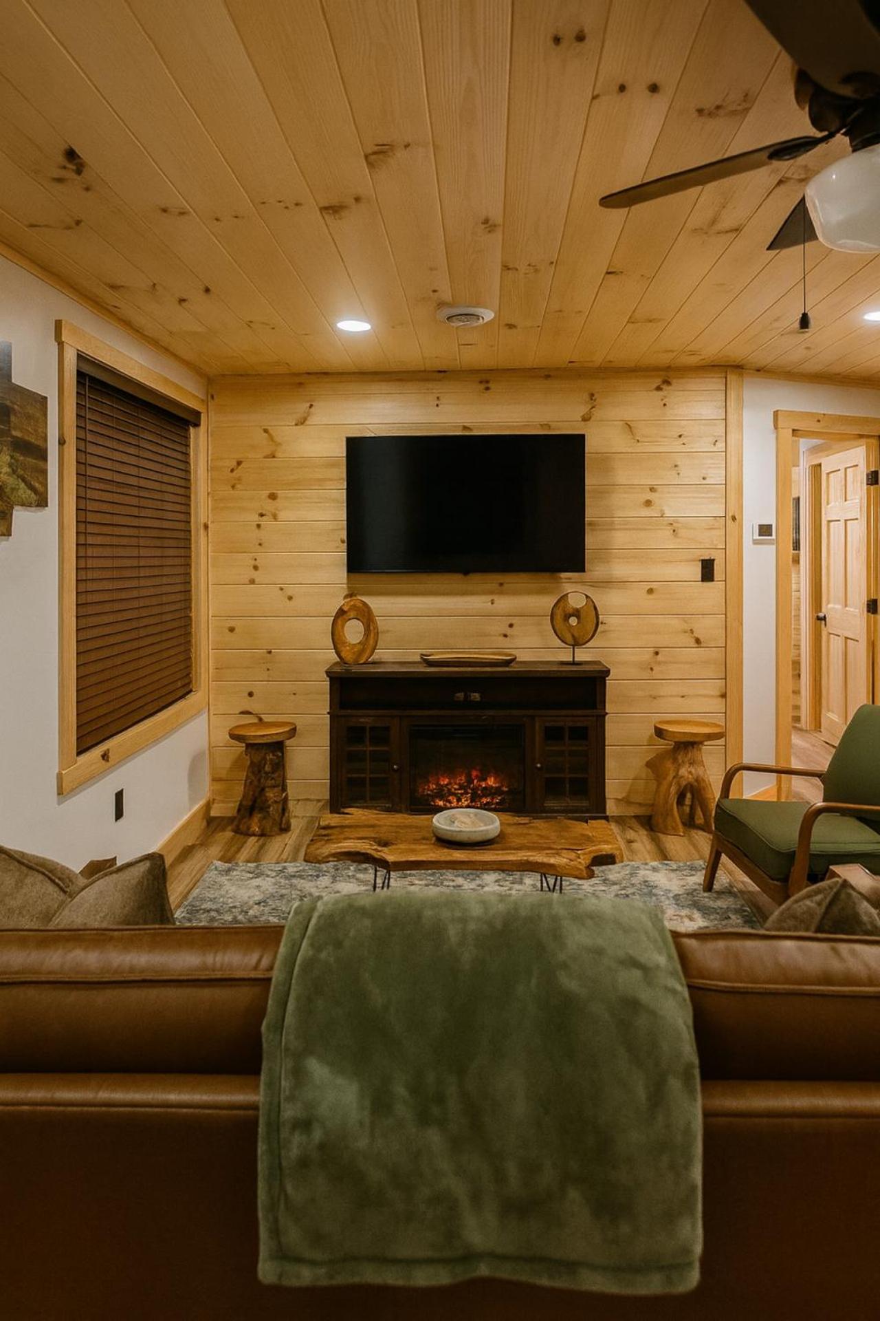 The Brady Retreat Hot tub and pool