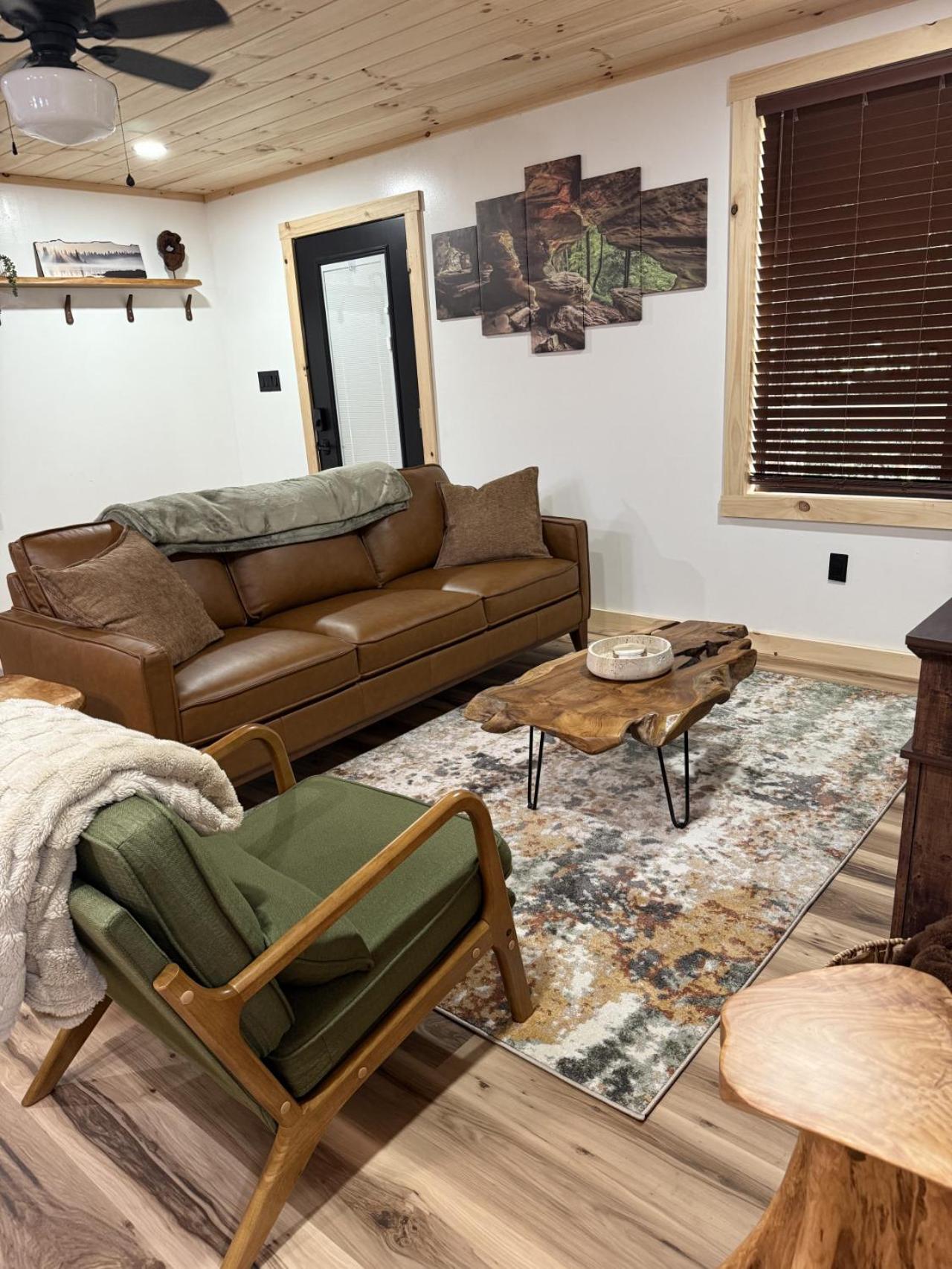 The Brady Retreat Hot tub and pool