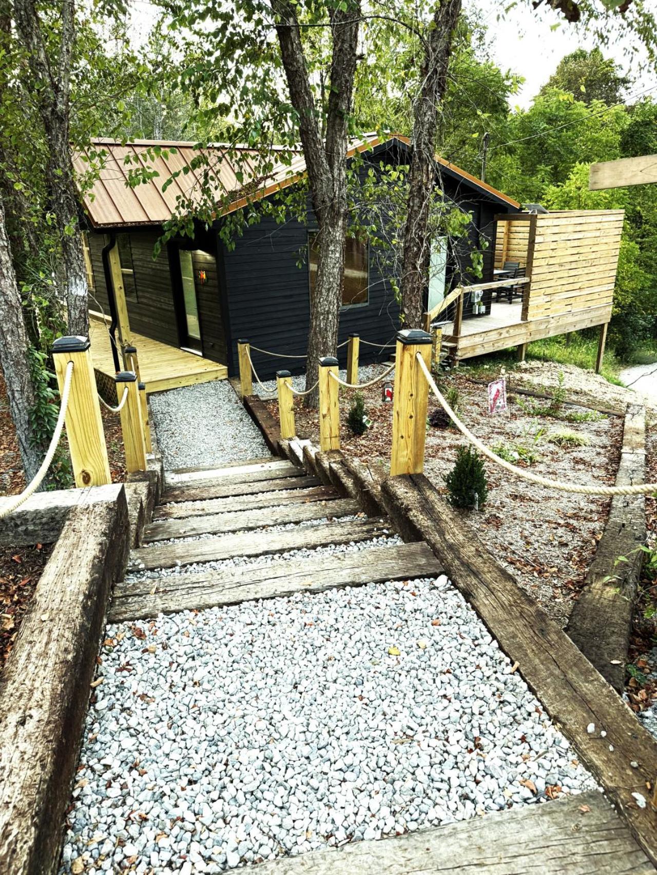 The Brady Retreat Hot tub and pool