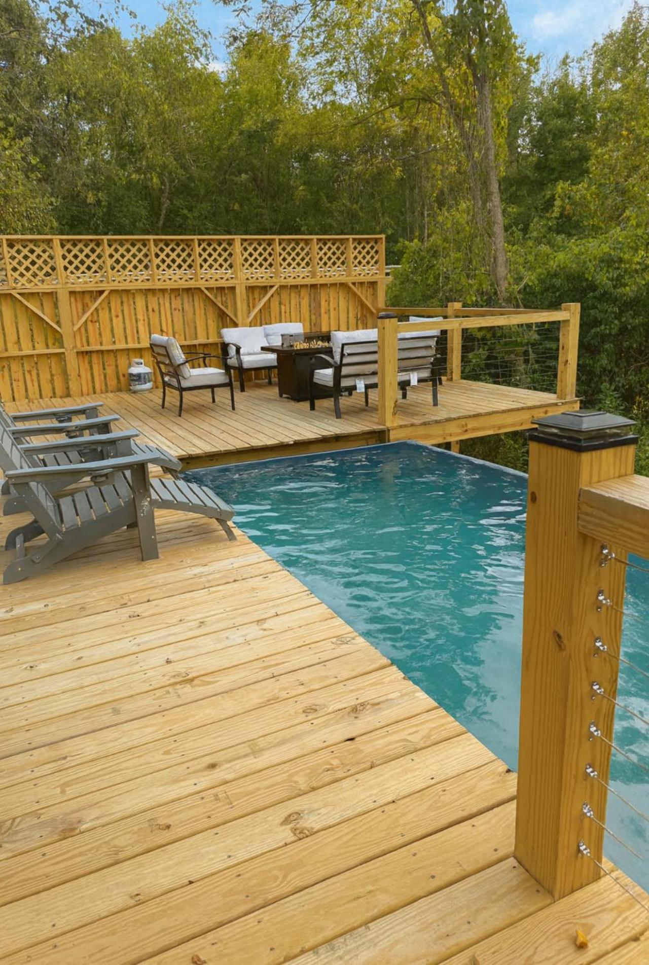 The Brady Retreat Hot tub and pool