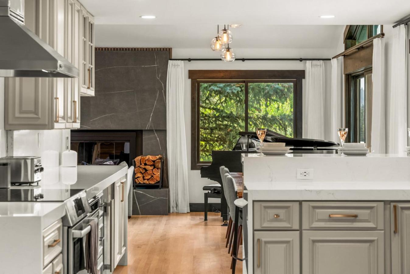 Stonecreek Summit 6BR LUXE Retreat with Hot Tub