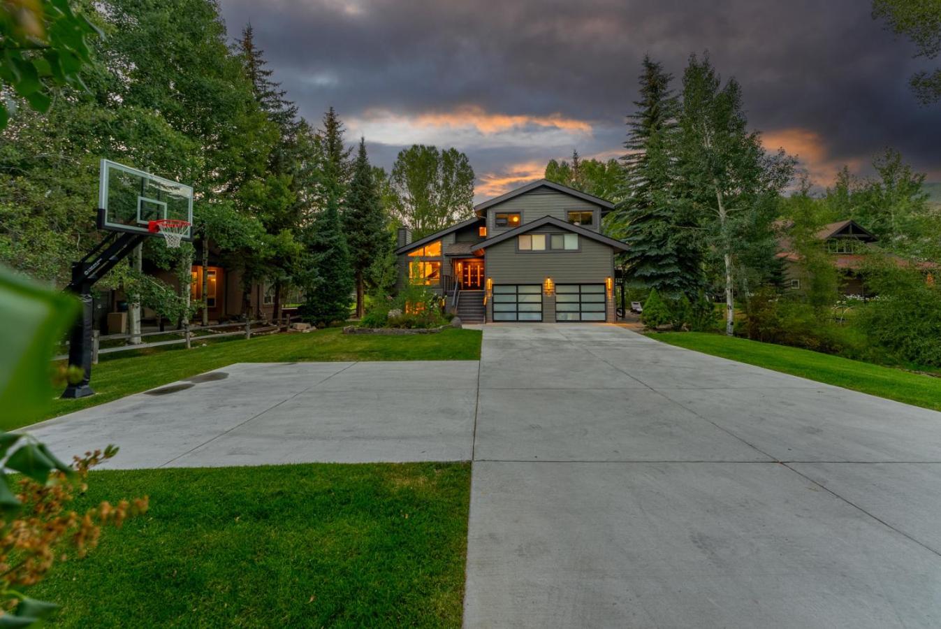 Stonecreek Summit 6BR LUXE Retreat with Hot Tub