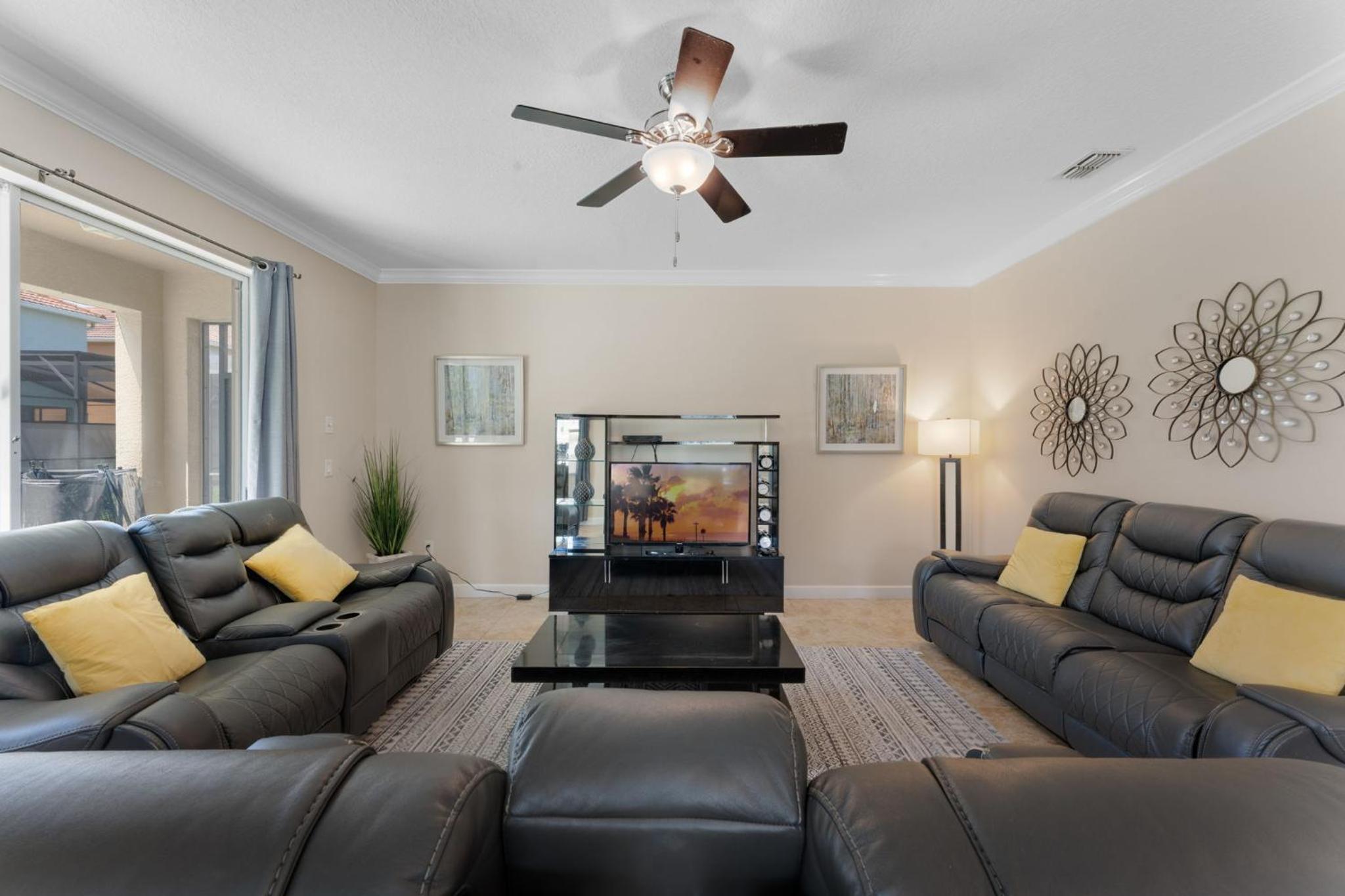 6 Bedrooms 5 Bath home in the beautiful Paradise Palms Resort