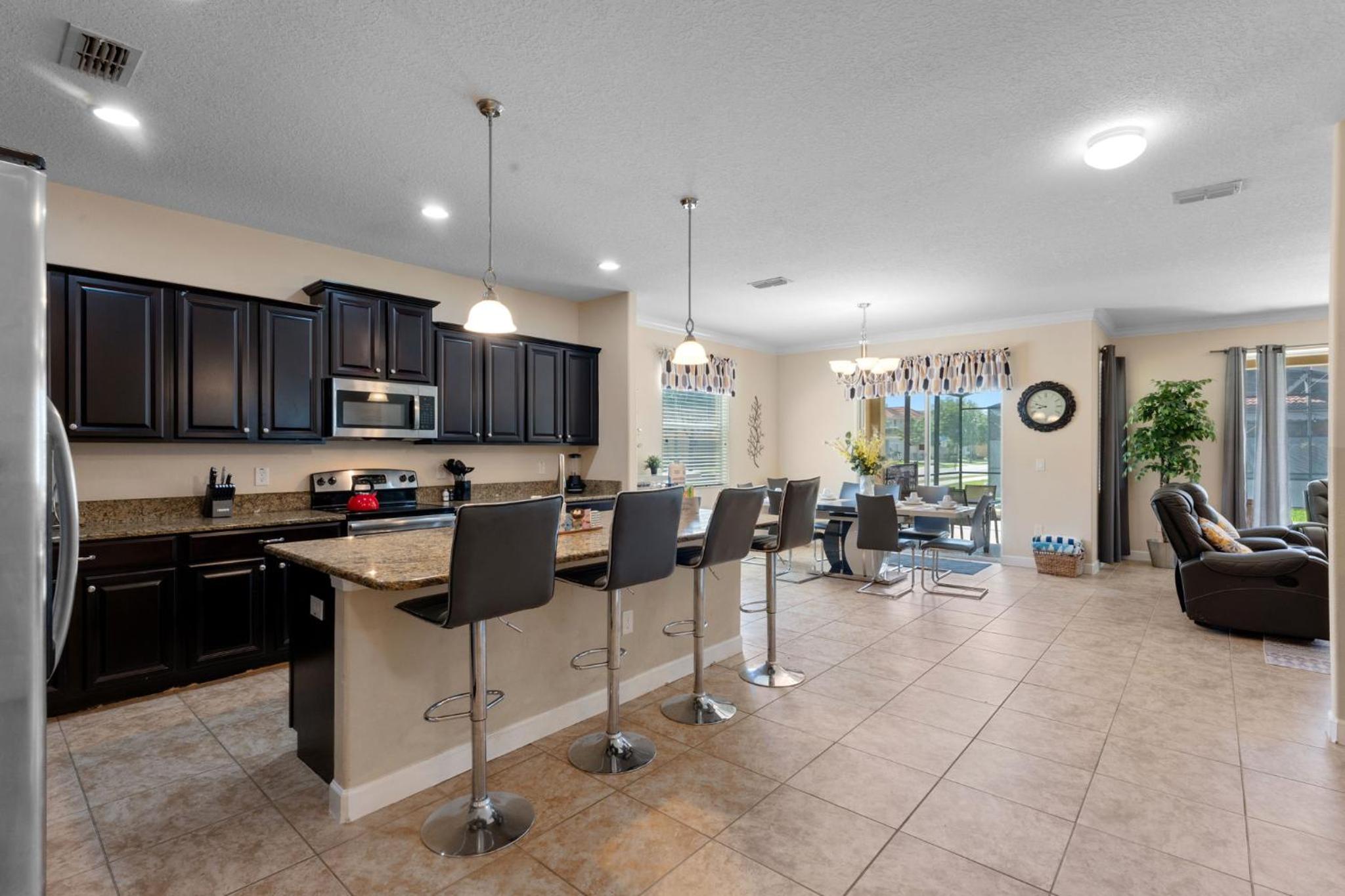 6 Bedrooms 5 Bath home in the beautiful Paradise Palms Resort