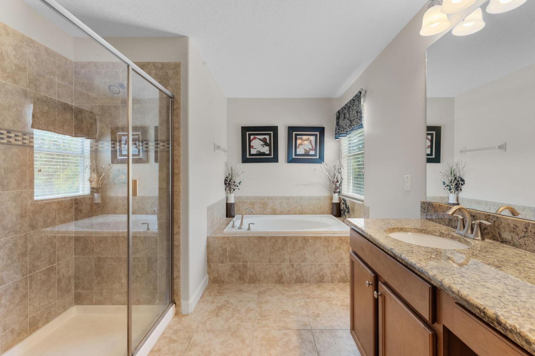 6 Bedrooms 5 Bath home in the beautiful Paradise Palms Resort