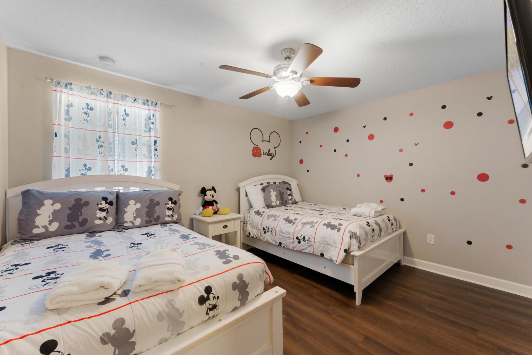 6 Bedrooms 5 Bath home in the beautiful Paradise Palms Resort