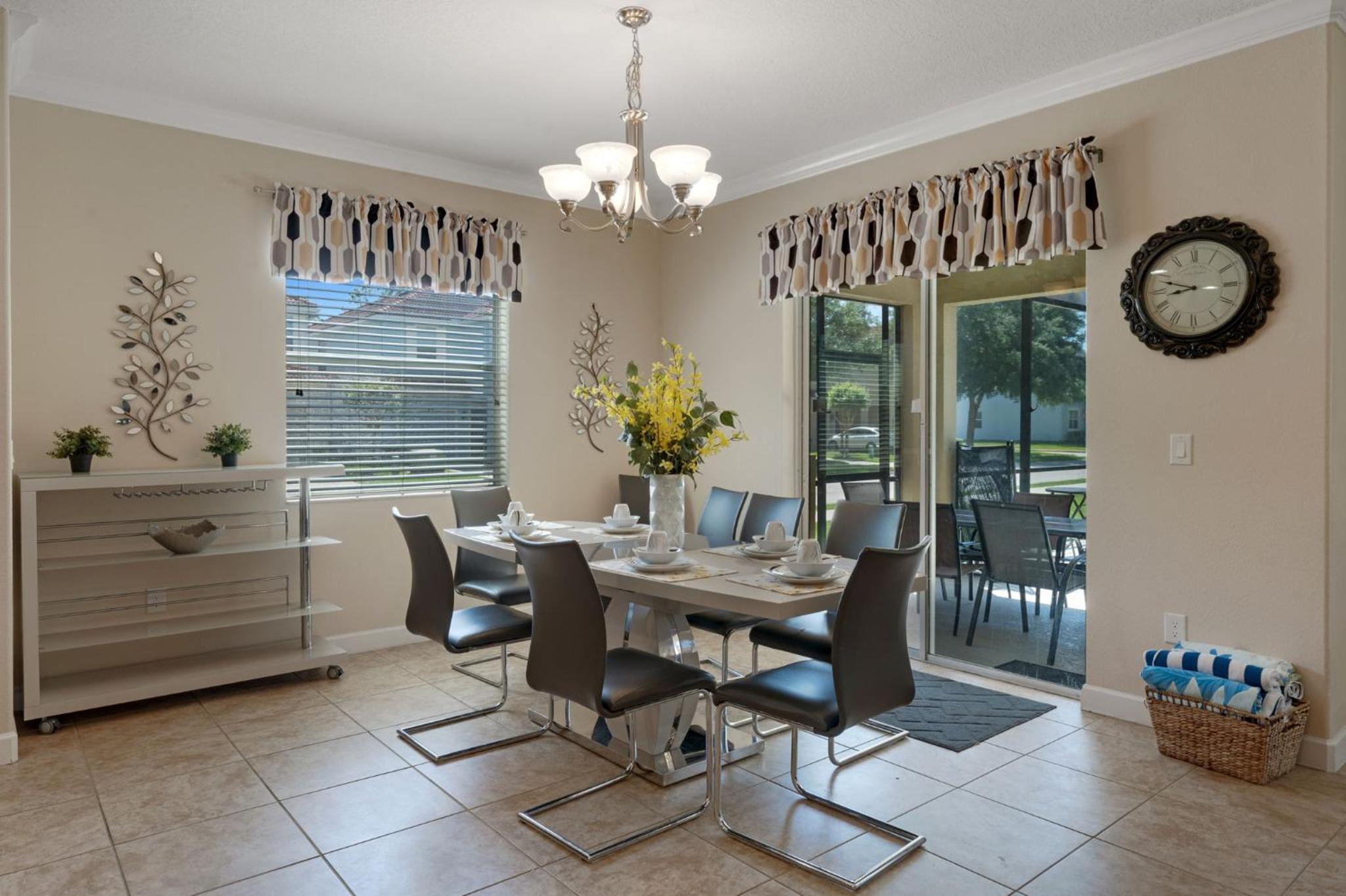 6 Bedrooms 5 Bath home in the beautiful Paradise Palms Resort