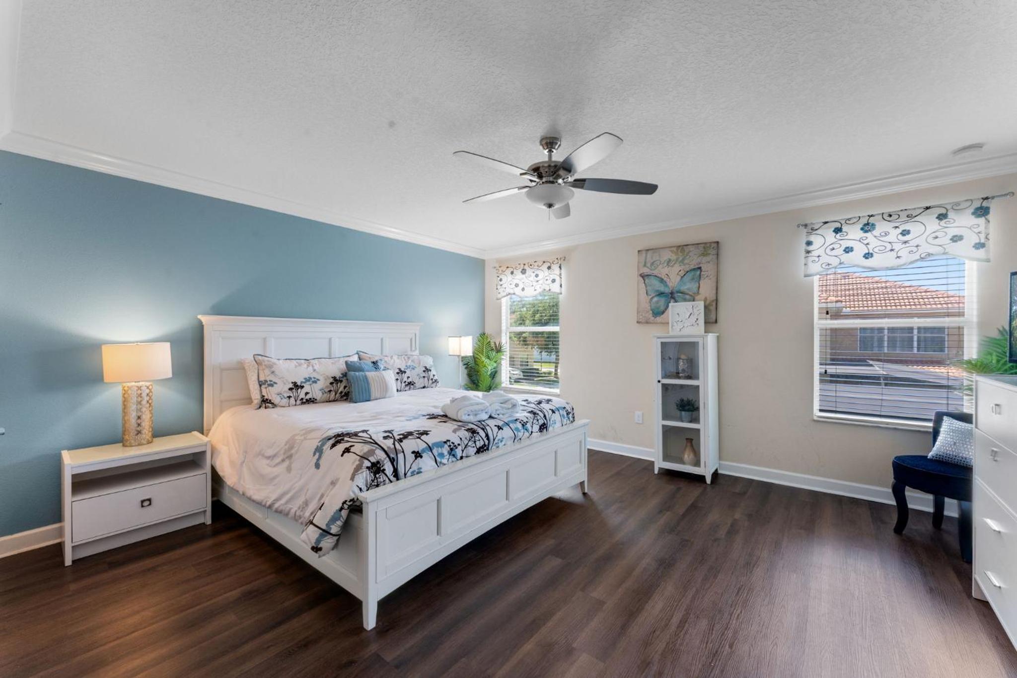 6 Bedrooms 5 Bath home in the beautiful Paradise Palms Resort