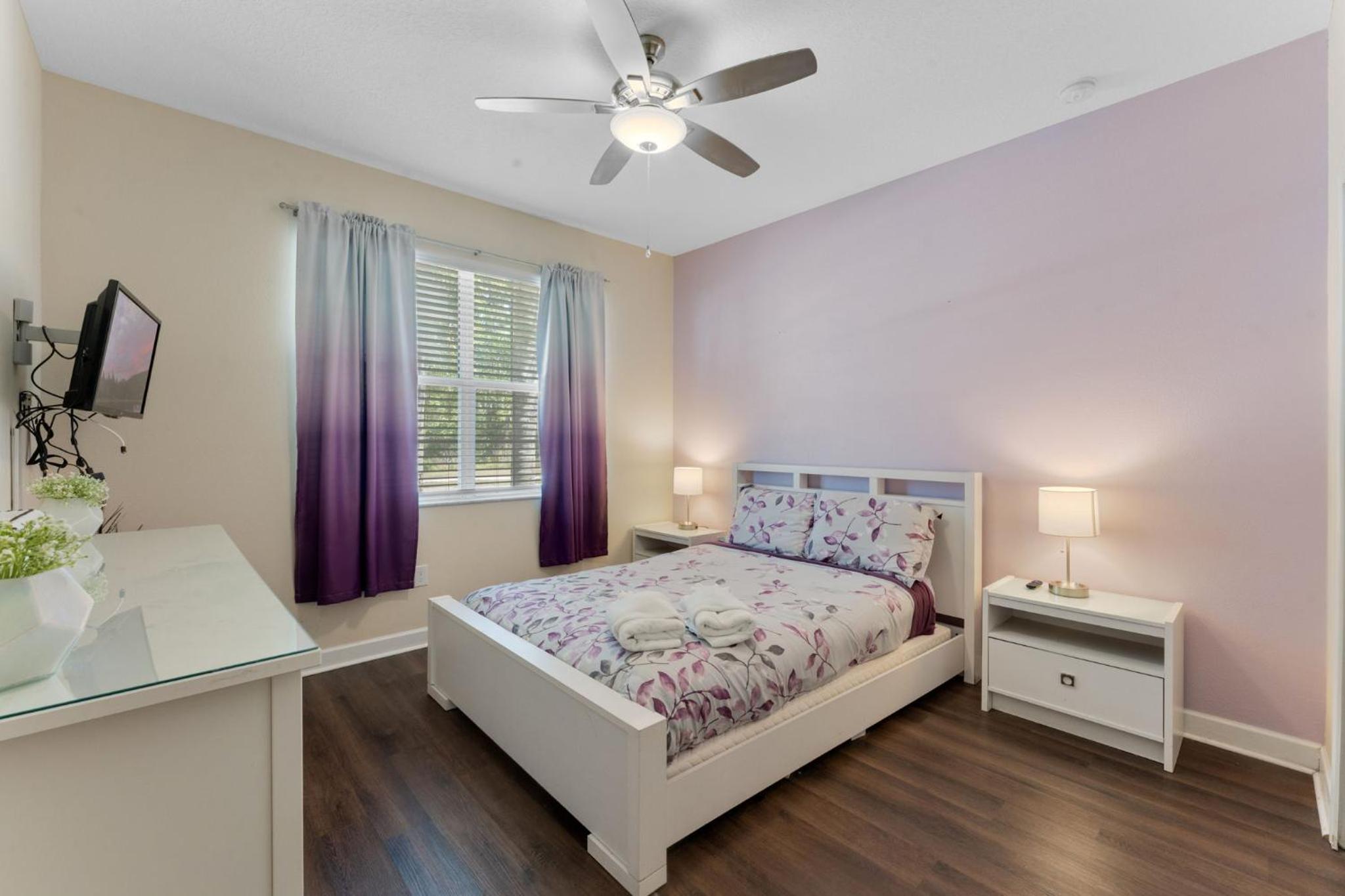 6 Bedrooms 5 Bath home in the beautiful Paradise Palms Resort