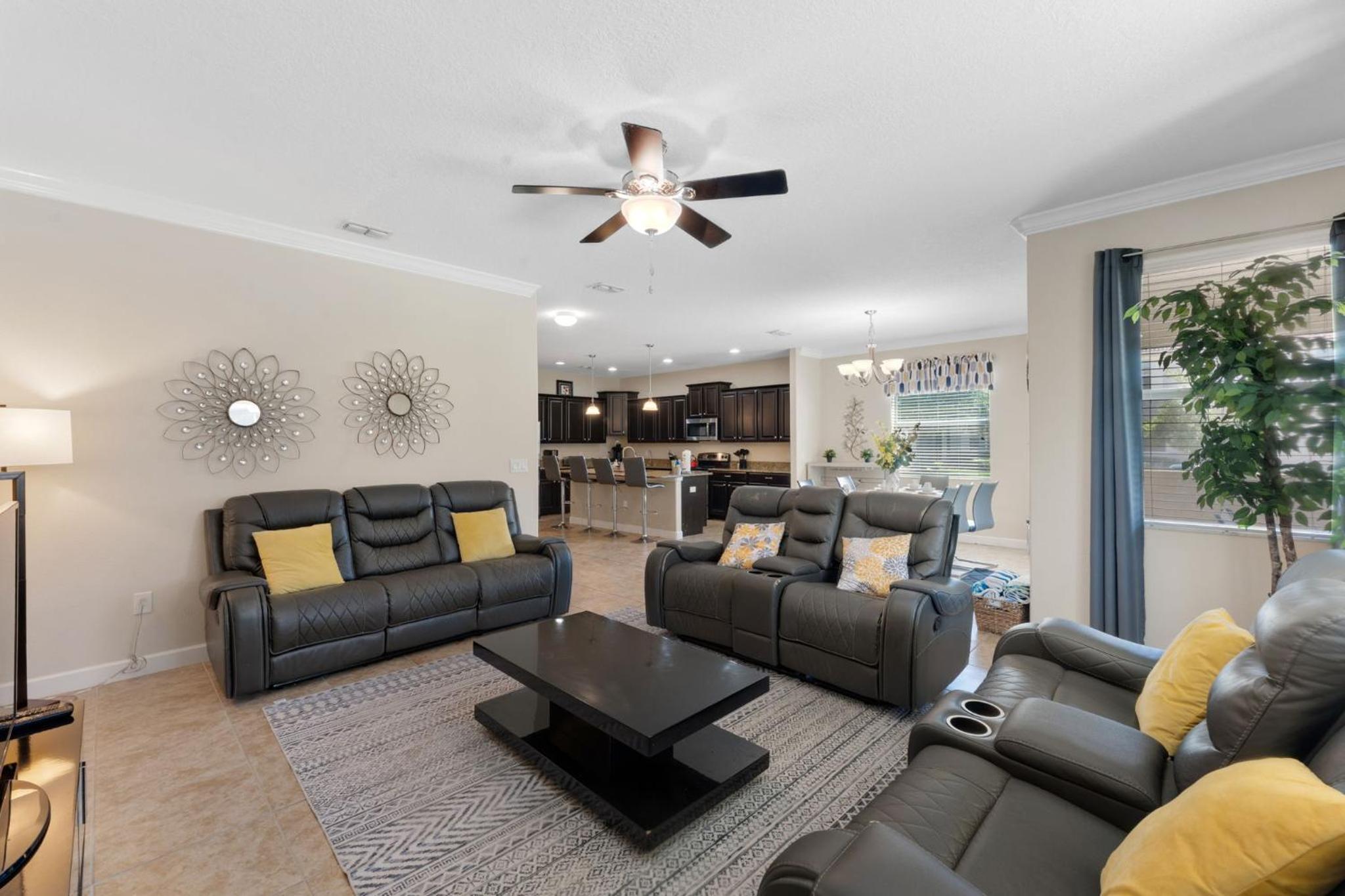 6 Bedrooms 5 Bath home in the beautiful Paradise Palms Resort