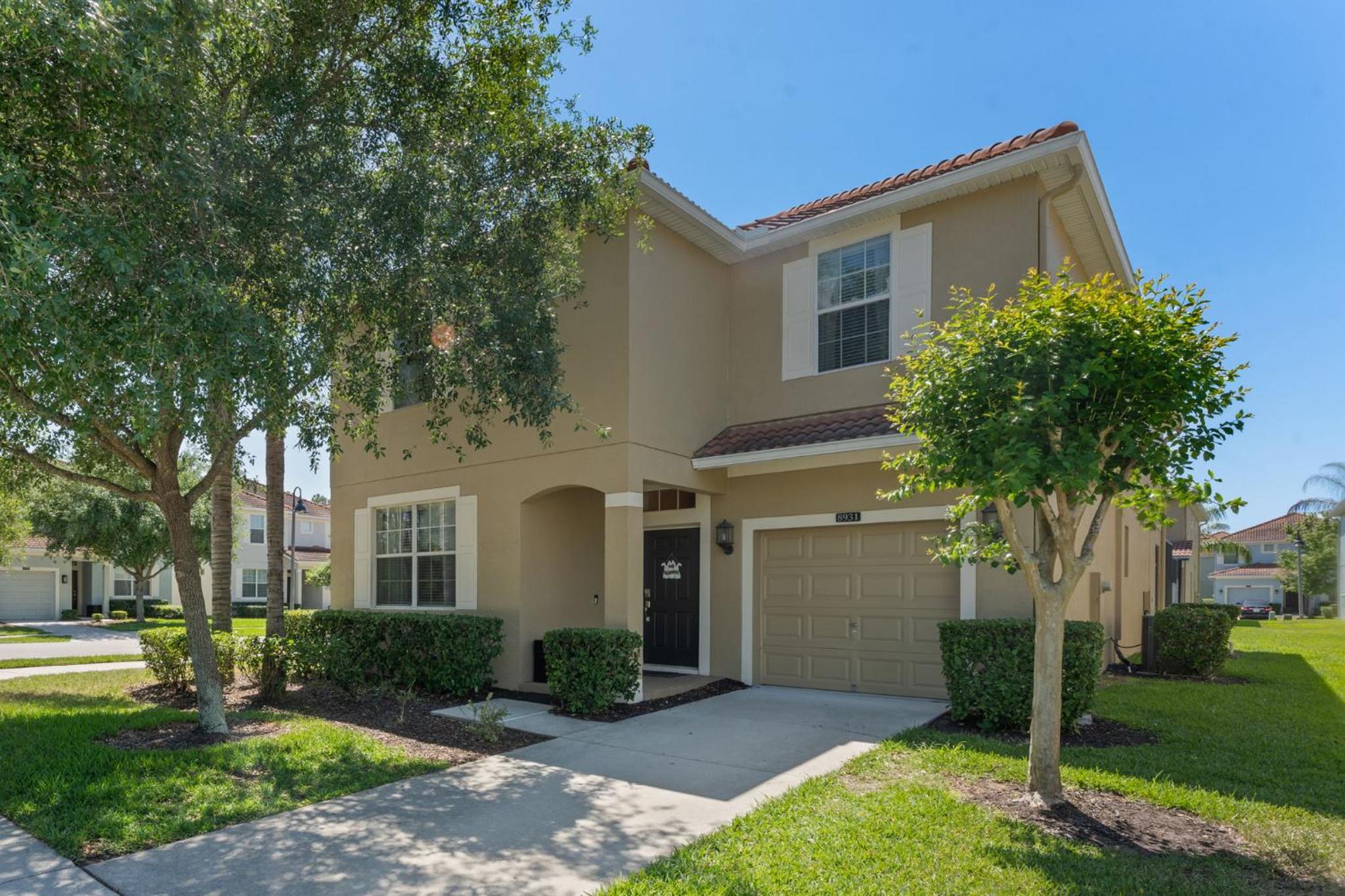 6 Bedrooms 5 Bath home in the beautiful Paradise Palms Resort