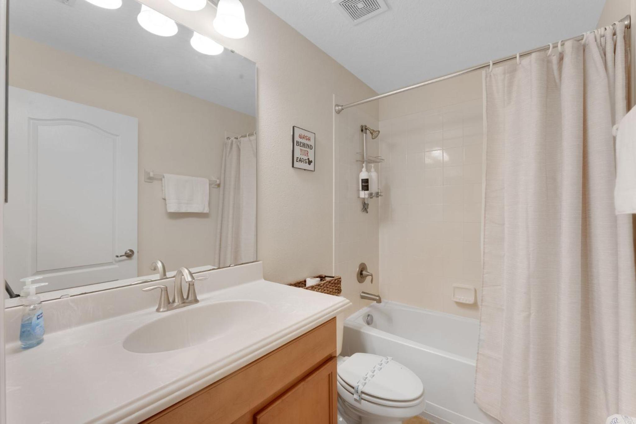6 Bedrooms 5 Bath home in the beautiful Paradise Palms Resort