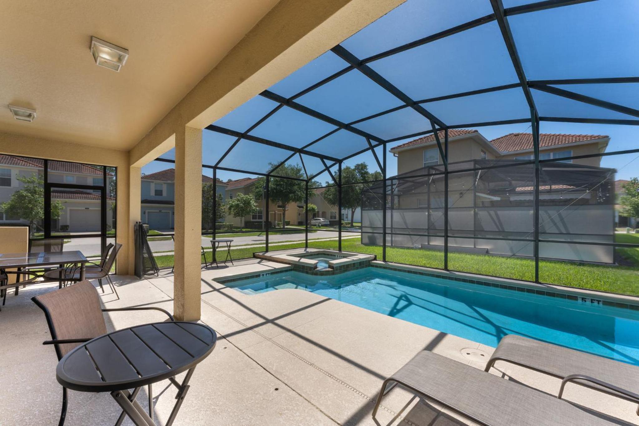 6 Bedrooms 5 Bath home in the beautiful Paradise Palms Resort