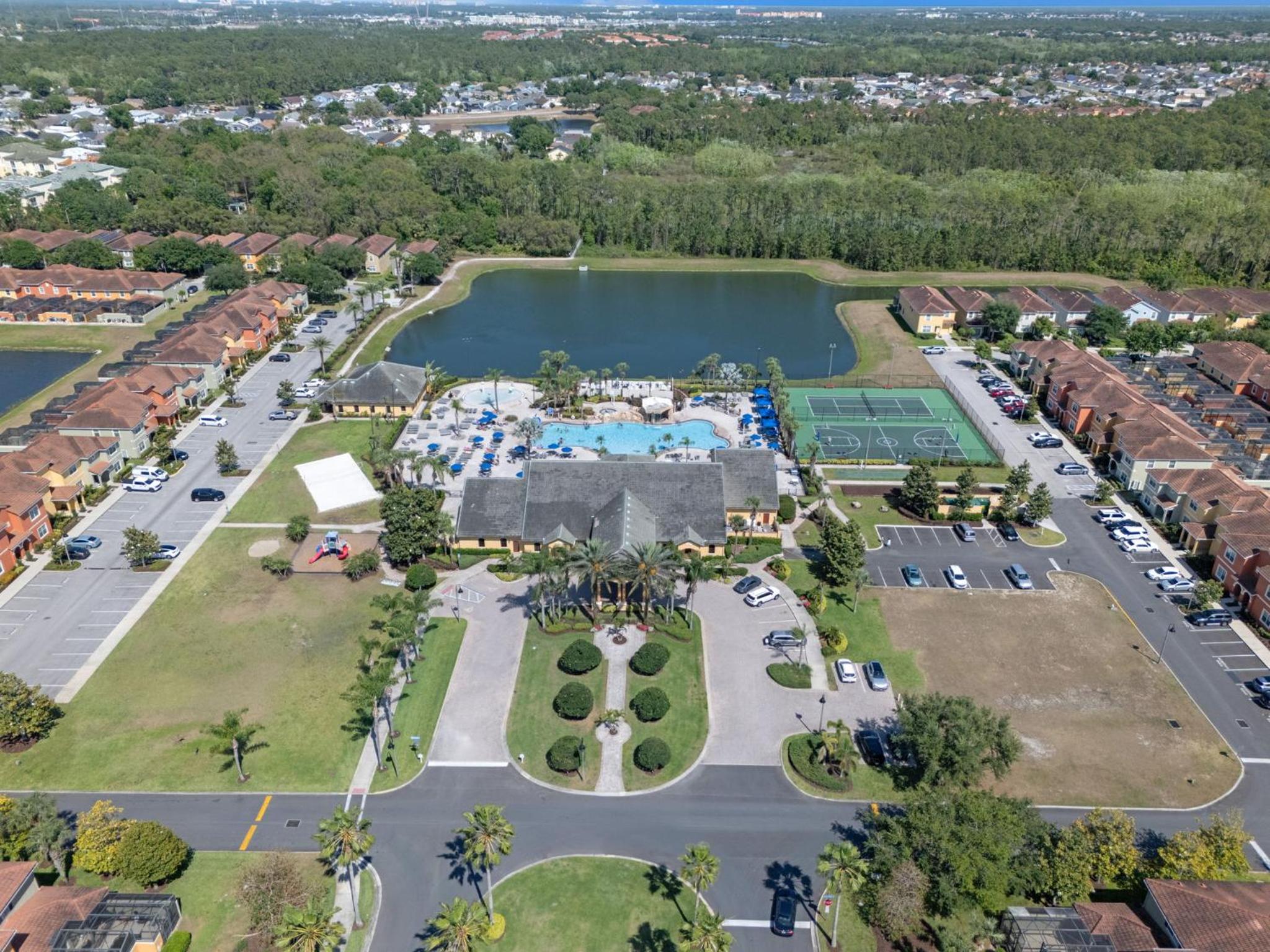 6 Bedrooms 5 Bath home in the beautiful Paradise Palms Resort