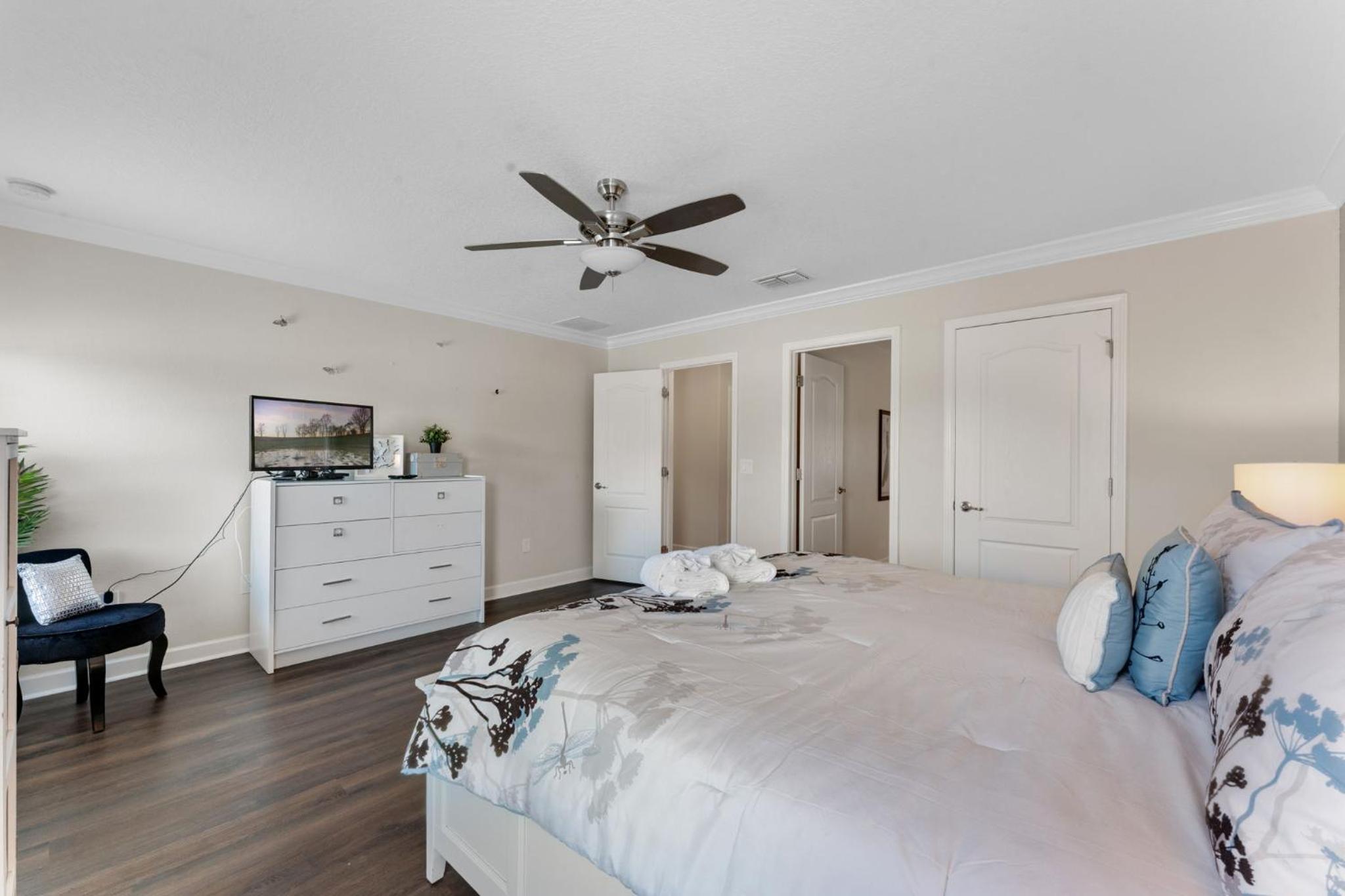 6 Bedrooms 5 Bath home in the beautiful Paradise Palms Resort