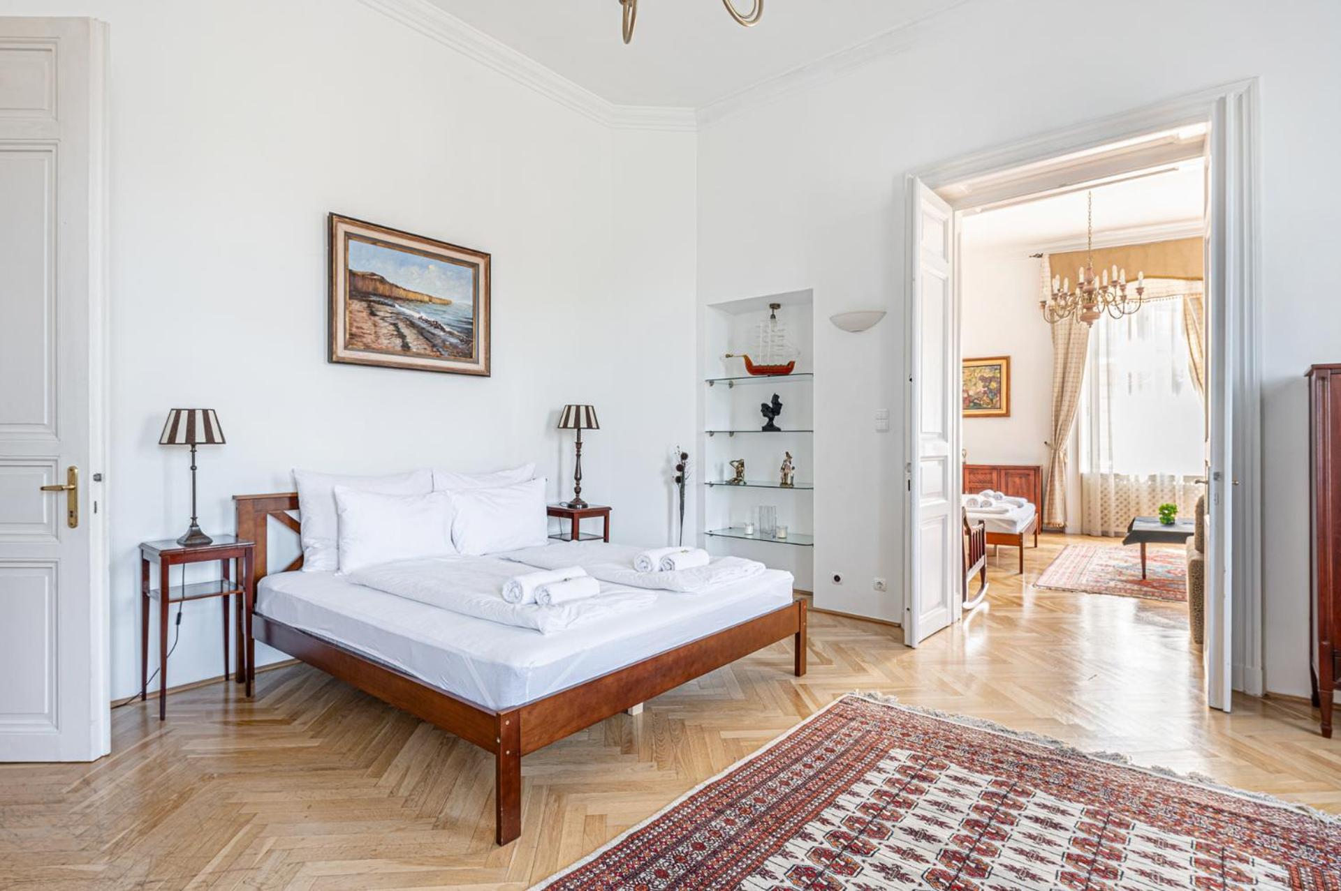 Budapest Classic Charm 2BR Cornertub SmartTV
